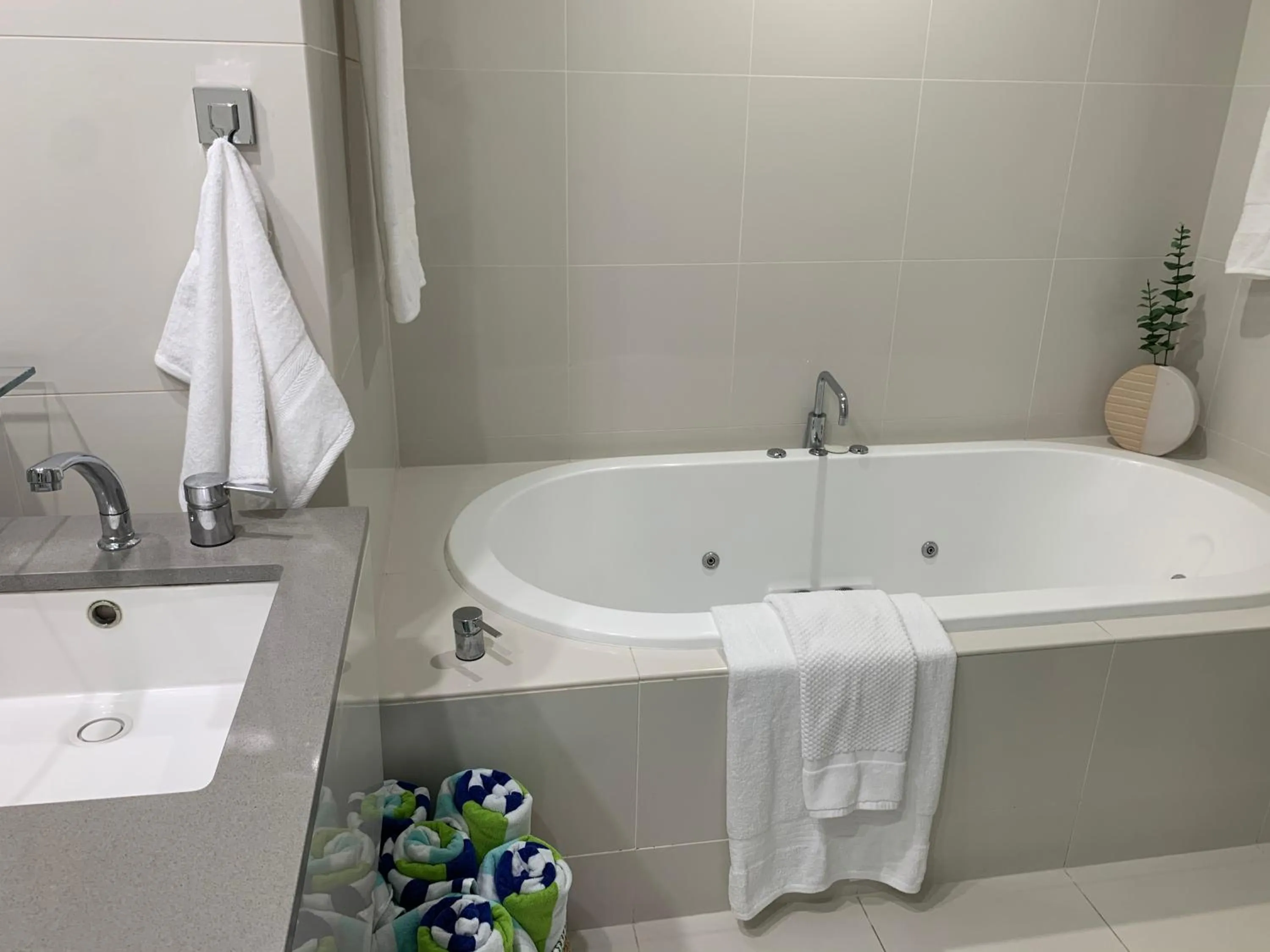 Hot Tub in Circle on Cavill FREE parking