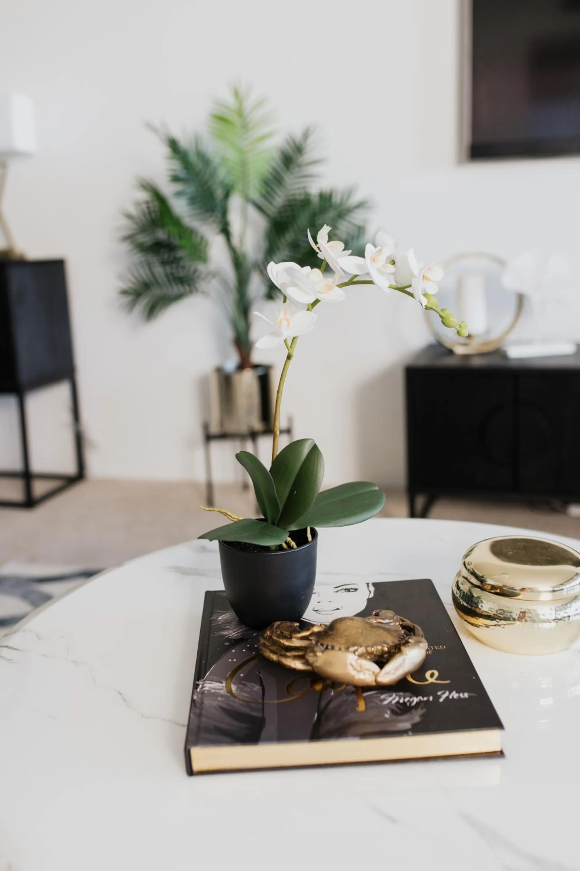 Decorative detail in Circle on Cavill FREE parking