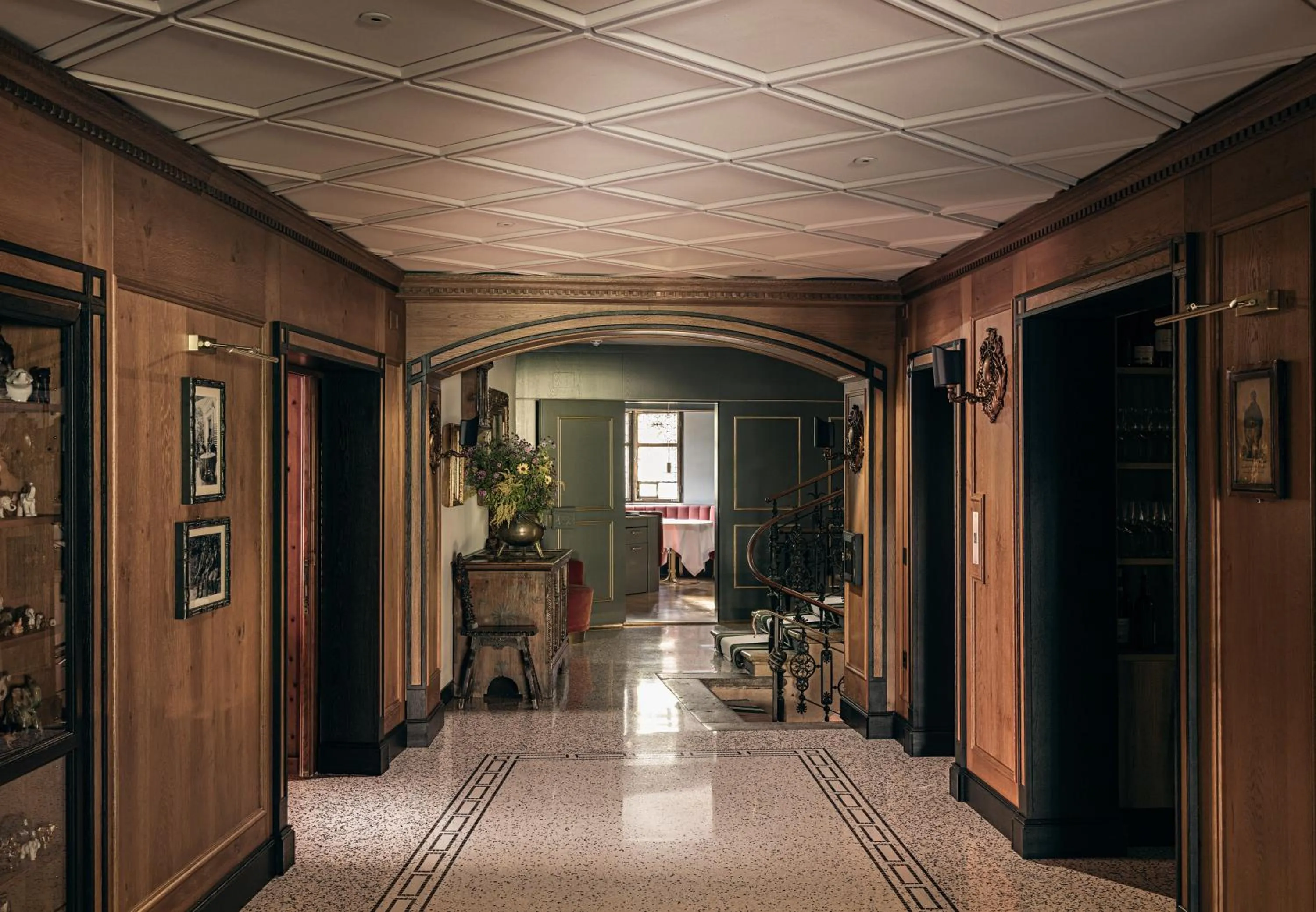 Restaurant/places to eat in Hotel Elephant