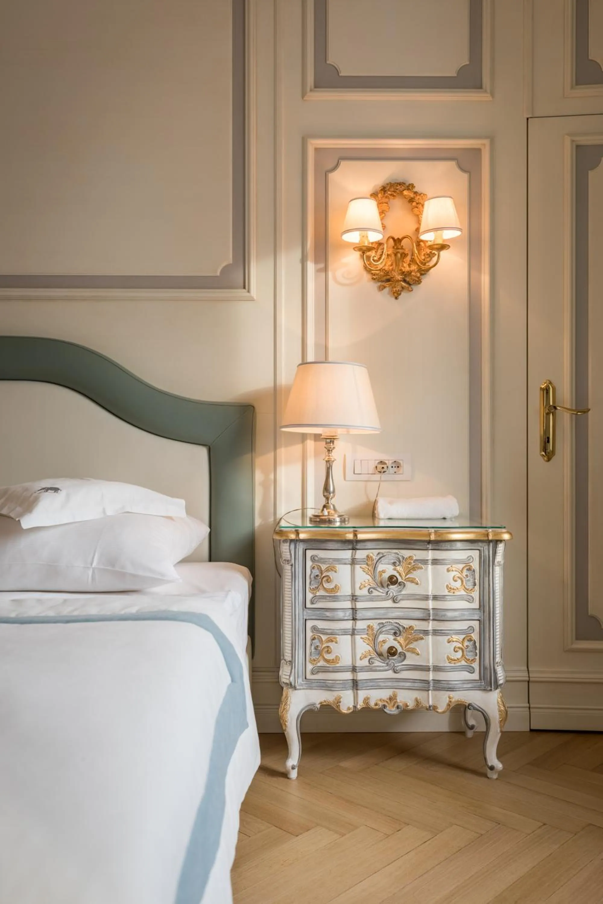 Bed in Hotel Elephant