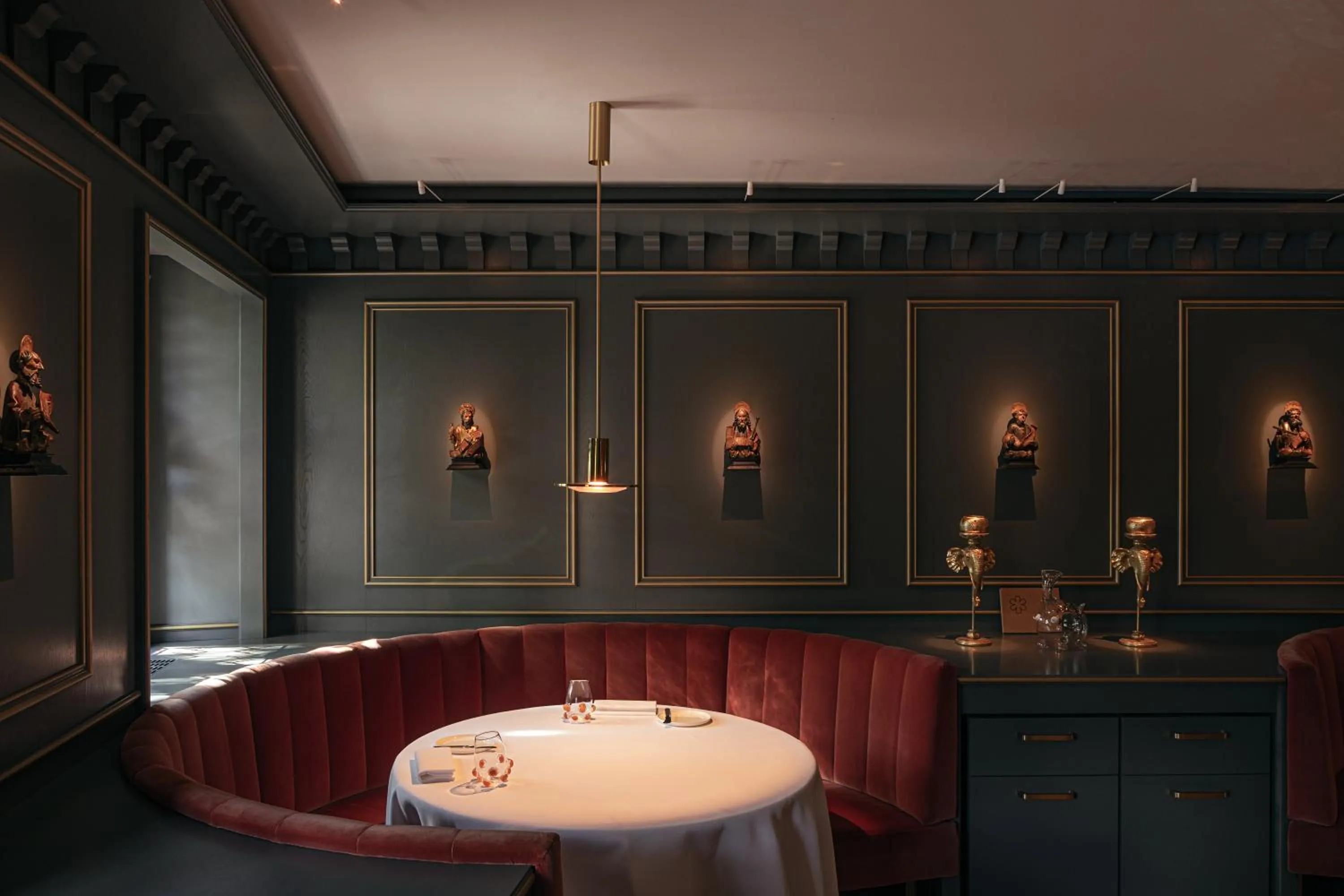 Restaurant/places to eat in Hotel Elephant