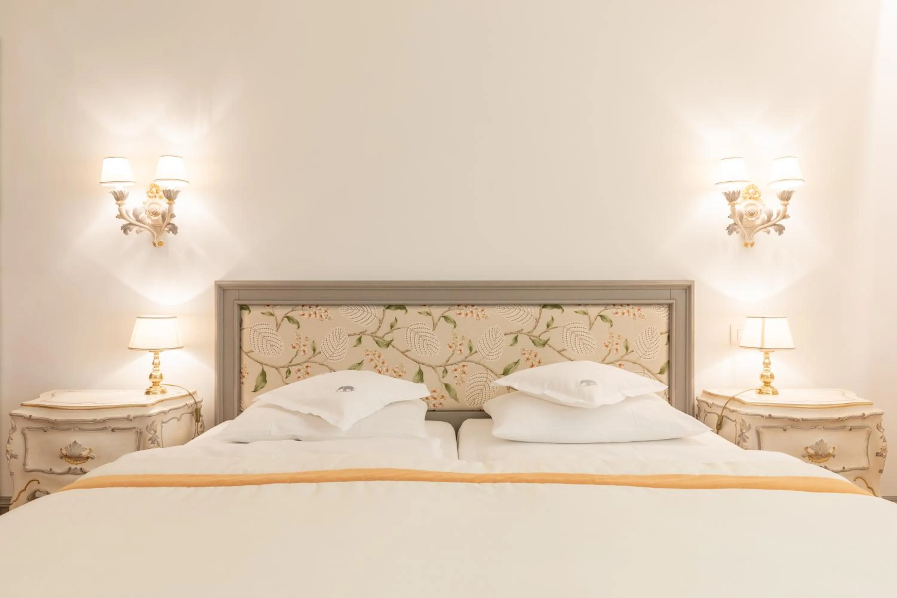 Bedroom, Bed in Hotel Elephant