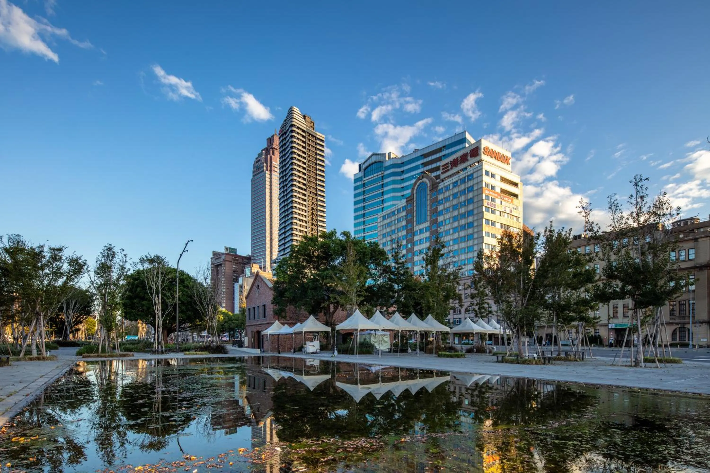 Property building in Roaders Plus Hotel - Theme