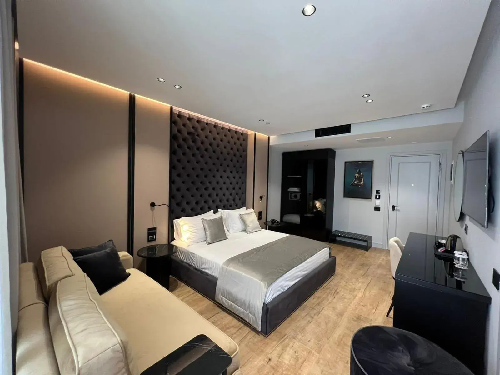 Deluxe Triple Room with Balcony in Rozafa Palace Hotel Deluxe Triple Room with Balcony in Rozafa Palace Hotel