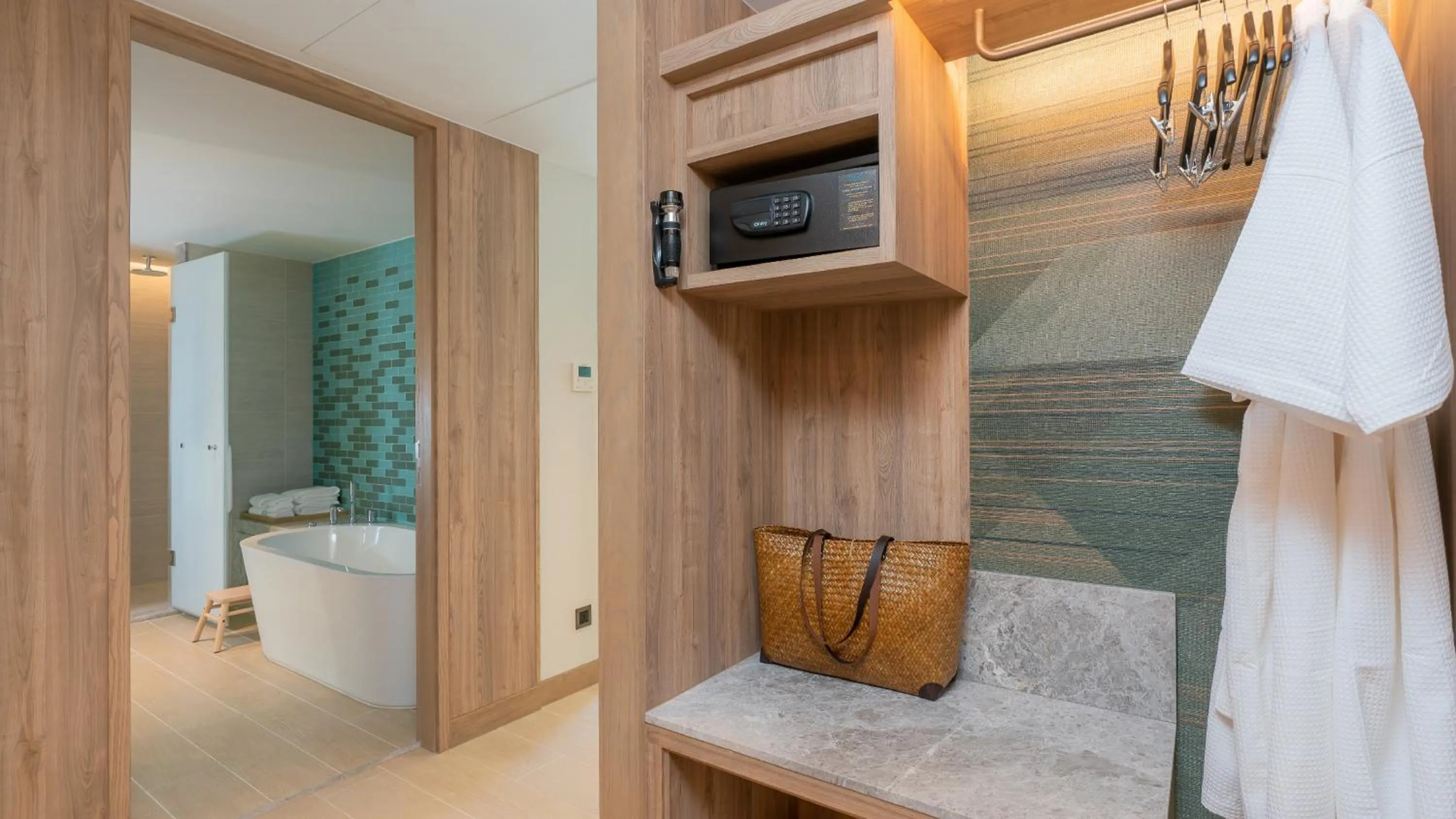 Bathroom, Bed in Holiday Inn Resort Samui Bophut Beach, an IHG Hotel