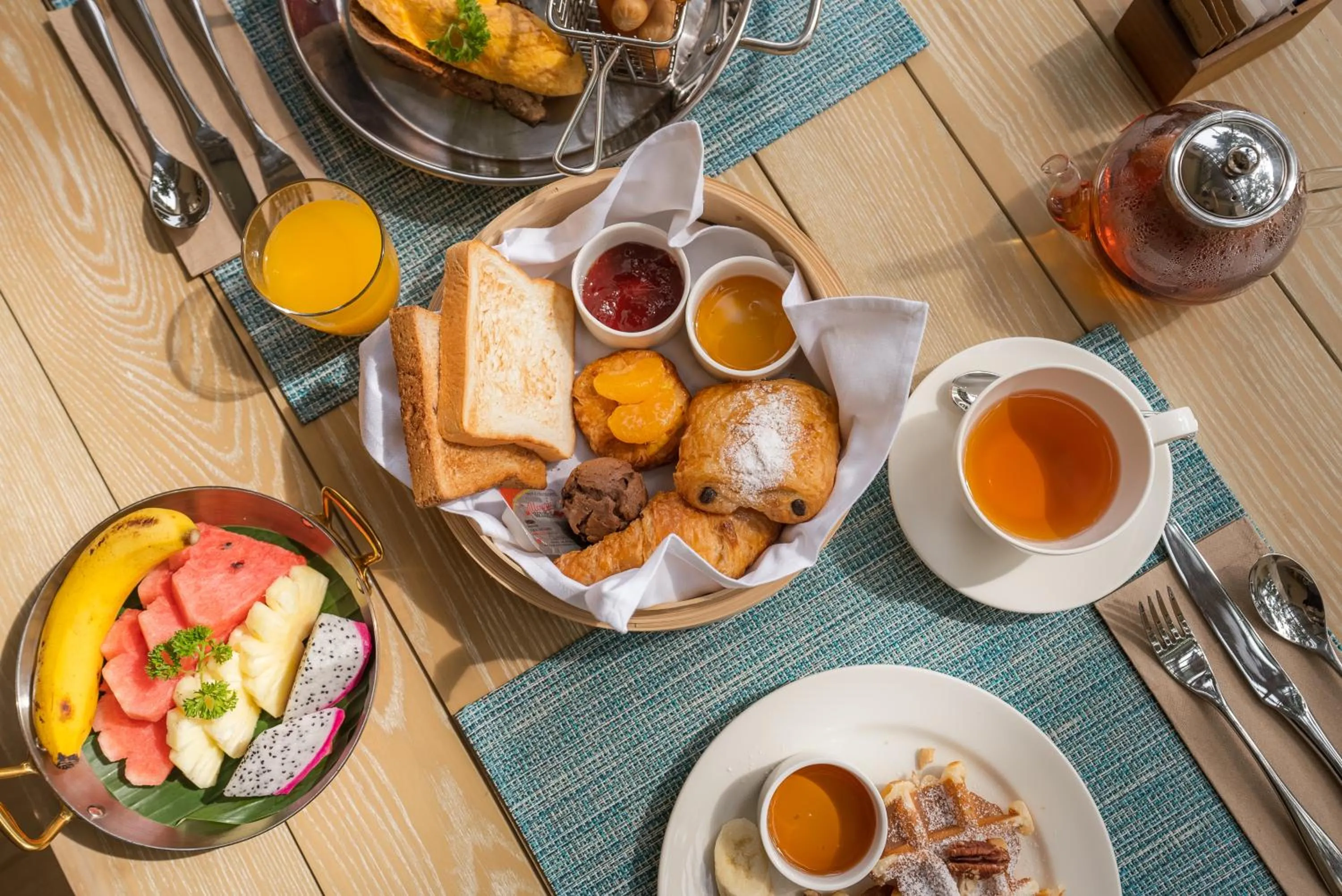 Food and drinks in Holiday Inn Resort Samui Bophut Beach, an IHG Hotel