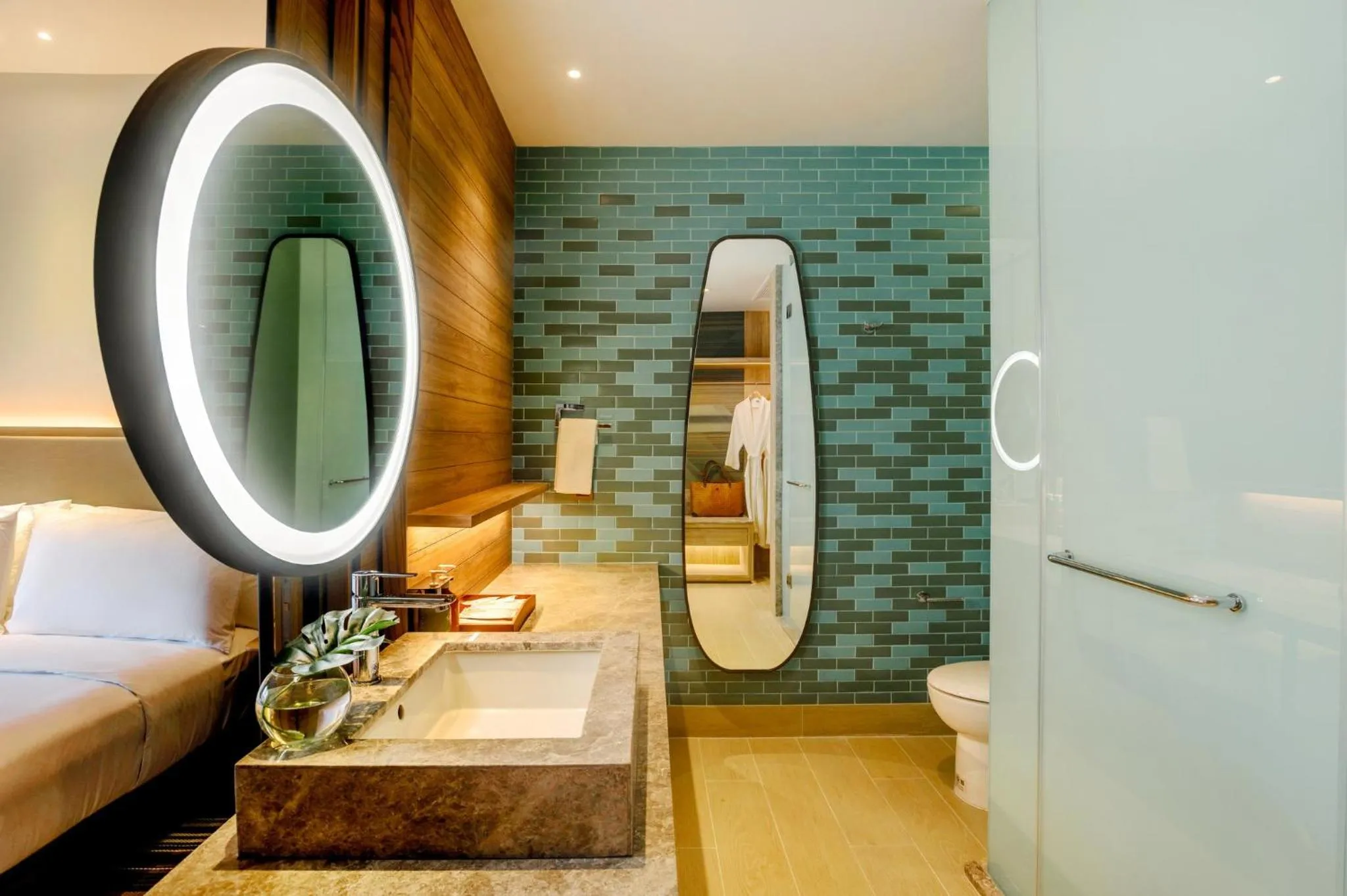 Bathroom, Bed in Holiday Inn Resort Samui Bophut Beach, an IHG Hotel