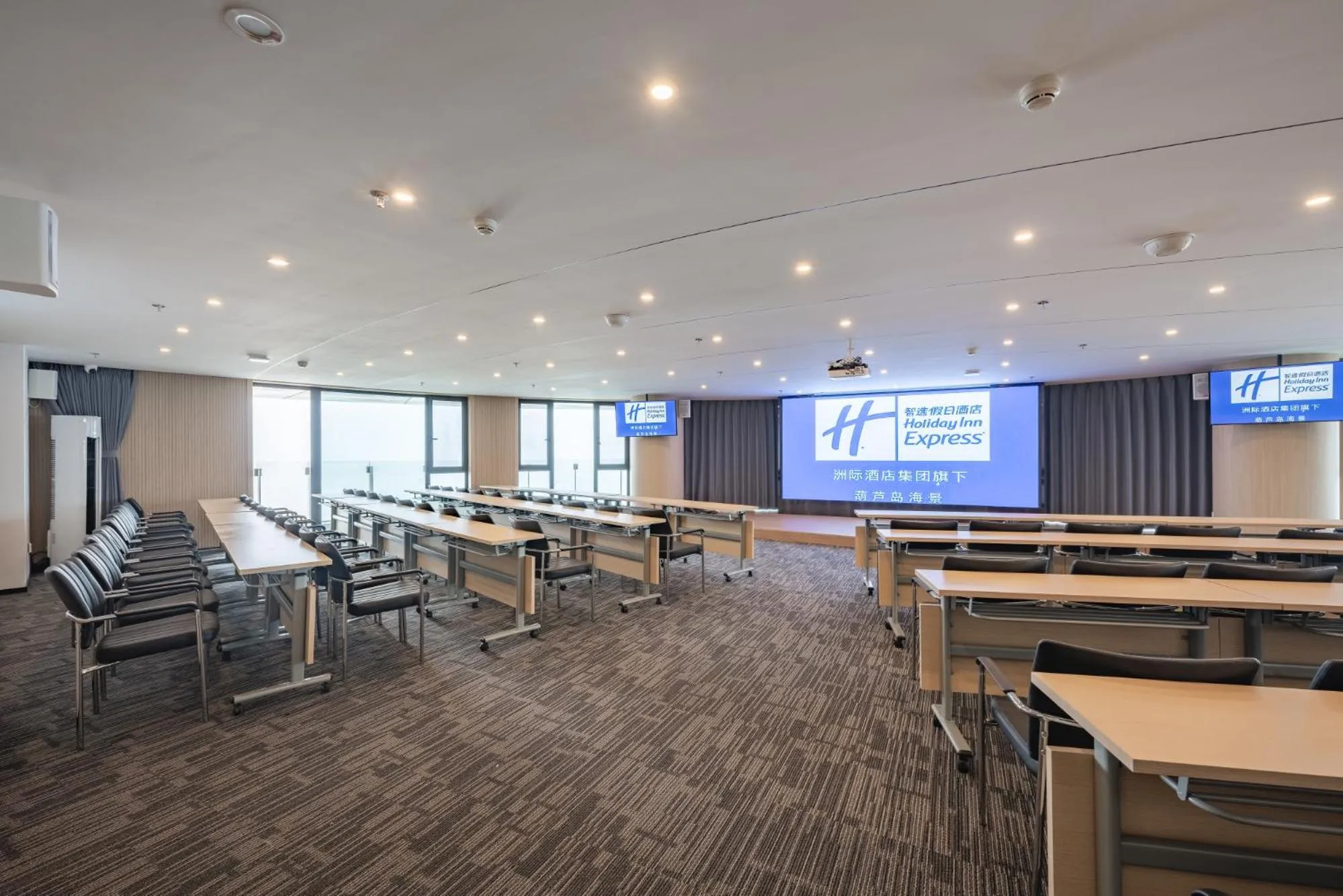 Meeting/conference room in Holiday Inn Express Huludao Seaview by IHG