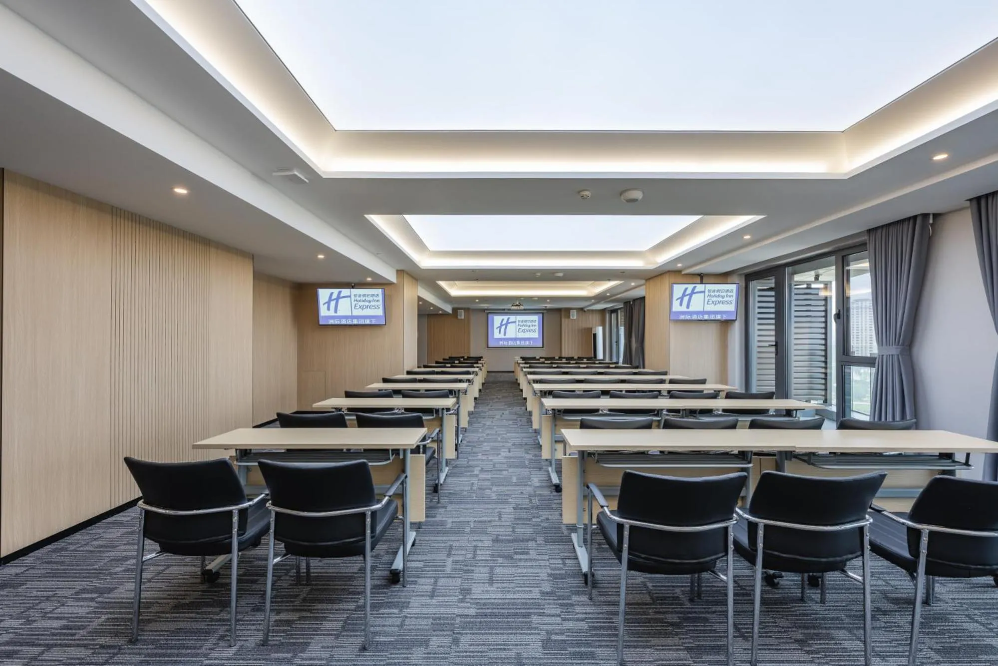 Meeting/conference room in Holiday Inn Express Huludao Seaview by IHG