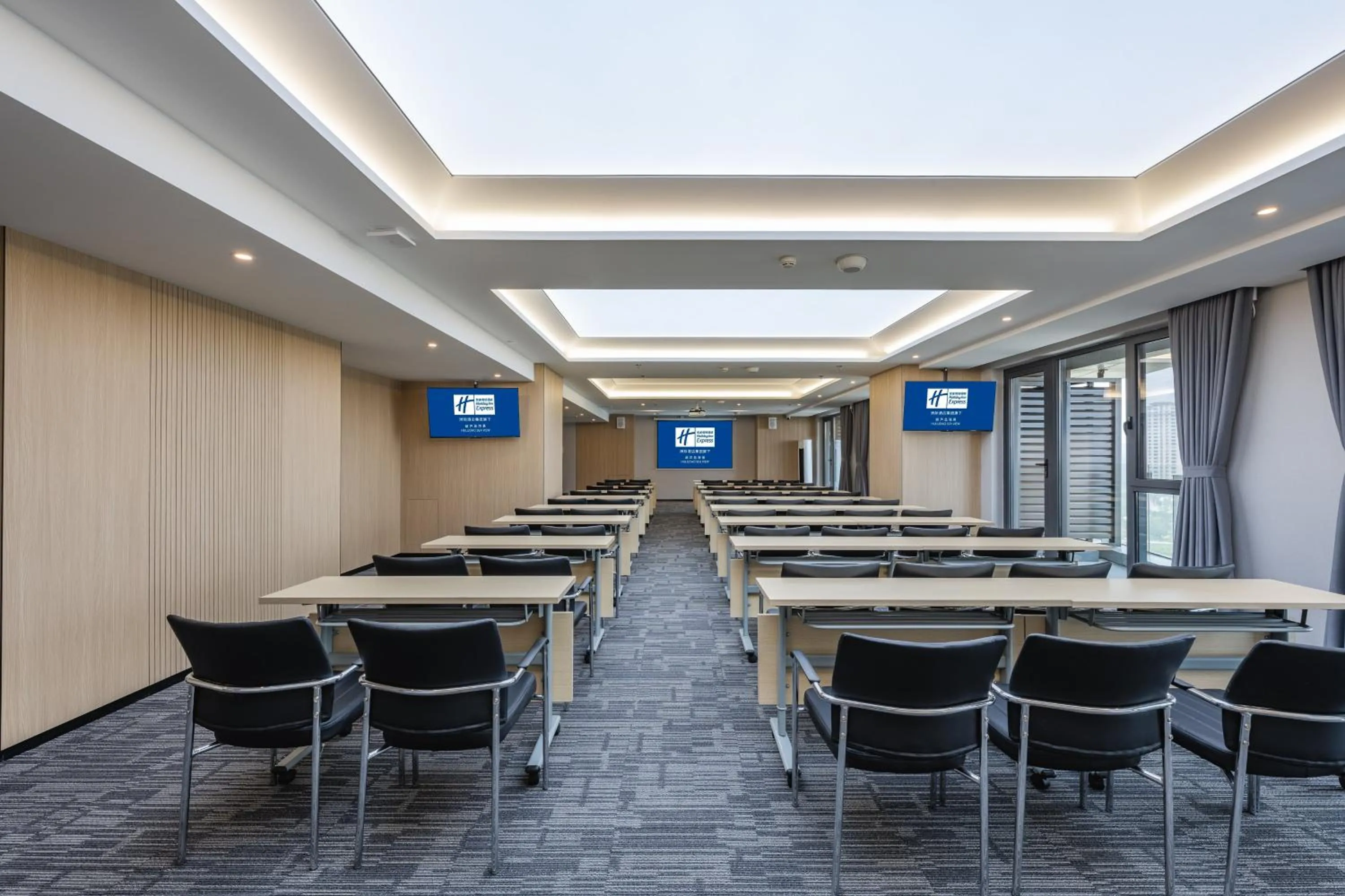 Meeting/conference room in Holiday Inn Express Huludao Seaview by IHG