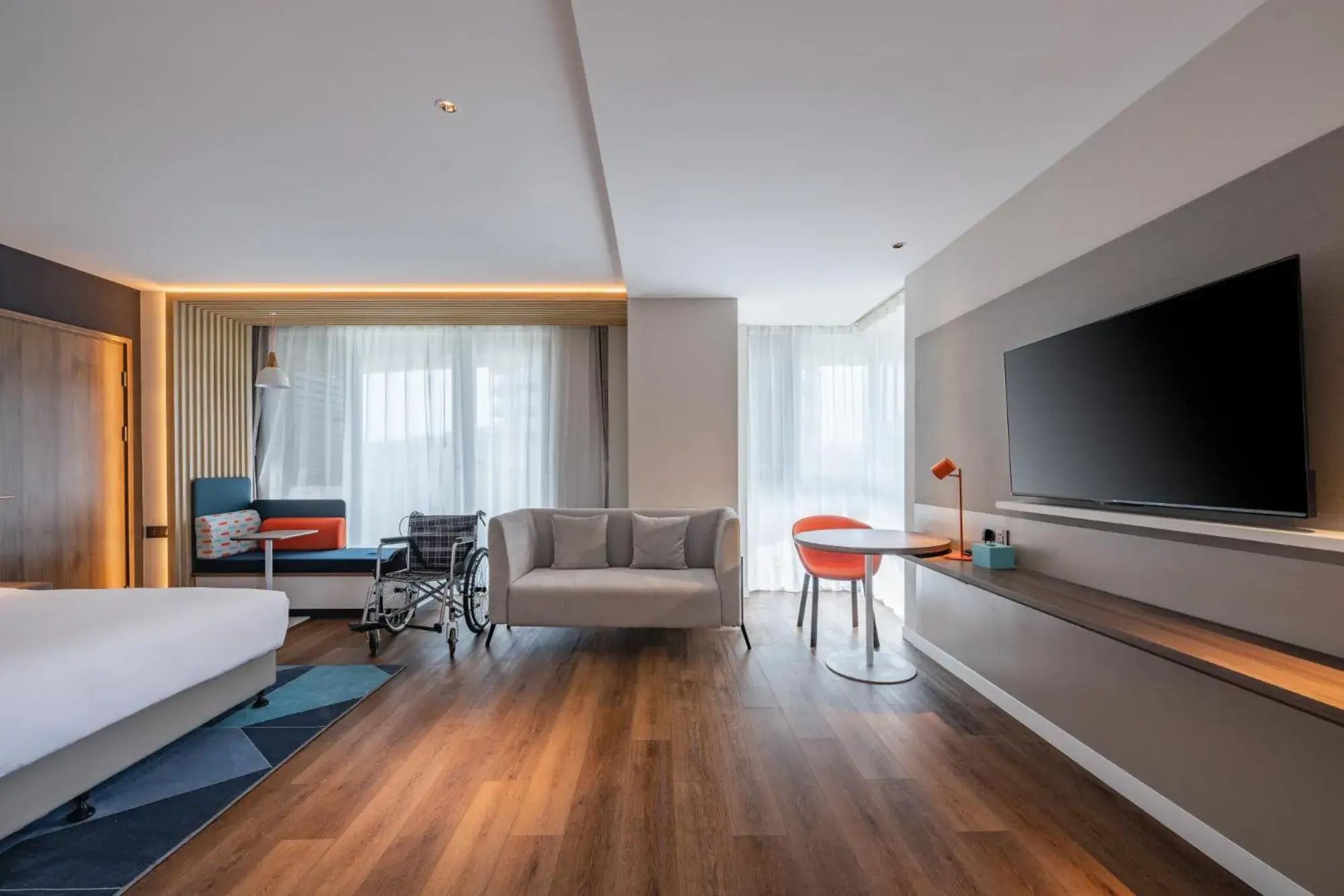 Living room, Bed in Holiday Inn Express Huludao Seaview by IHG Living room, Bed in Holiday Inn Express Huludao Seaview by IHG