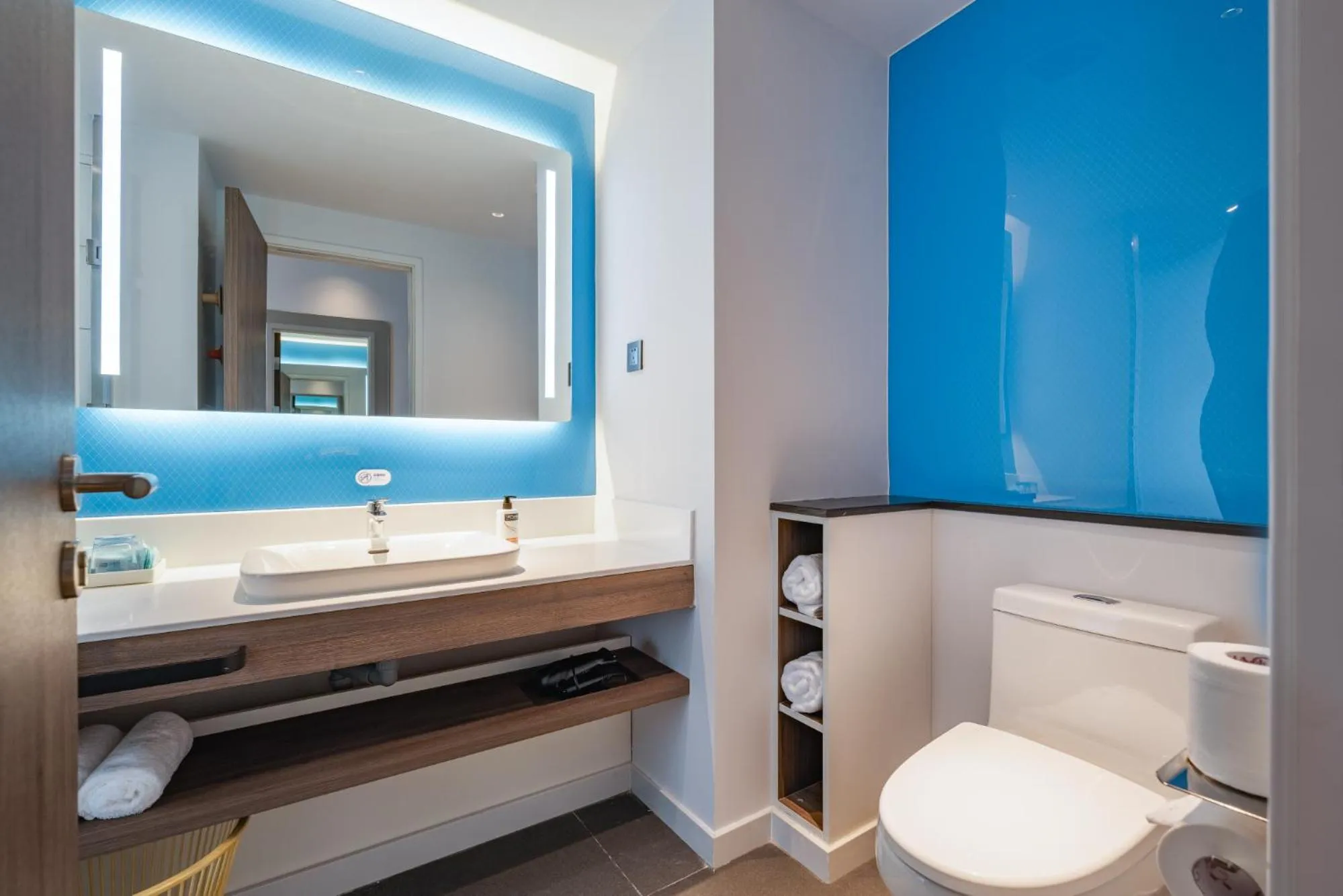 Toilet in Holiday Inn Express Huludao Seaview by IHG