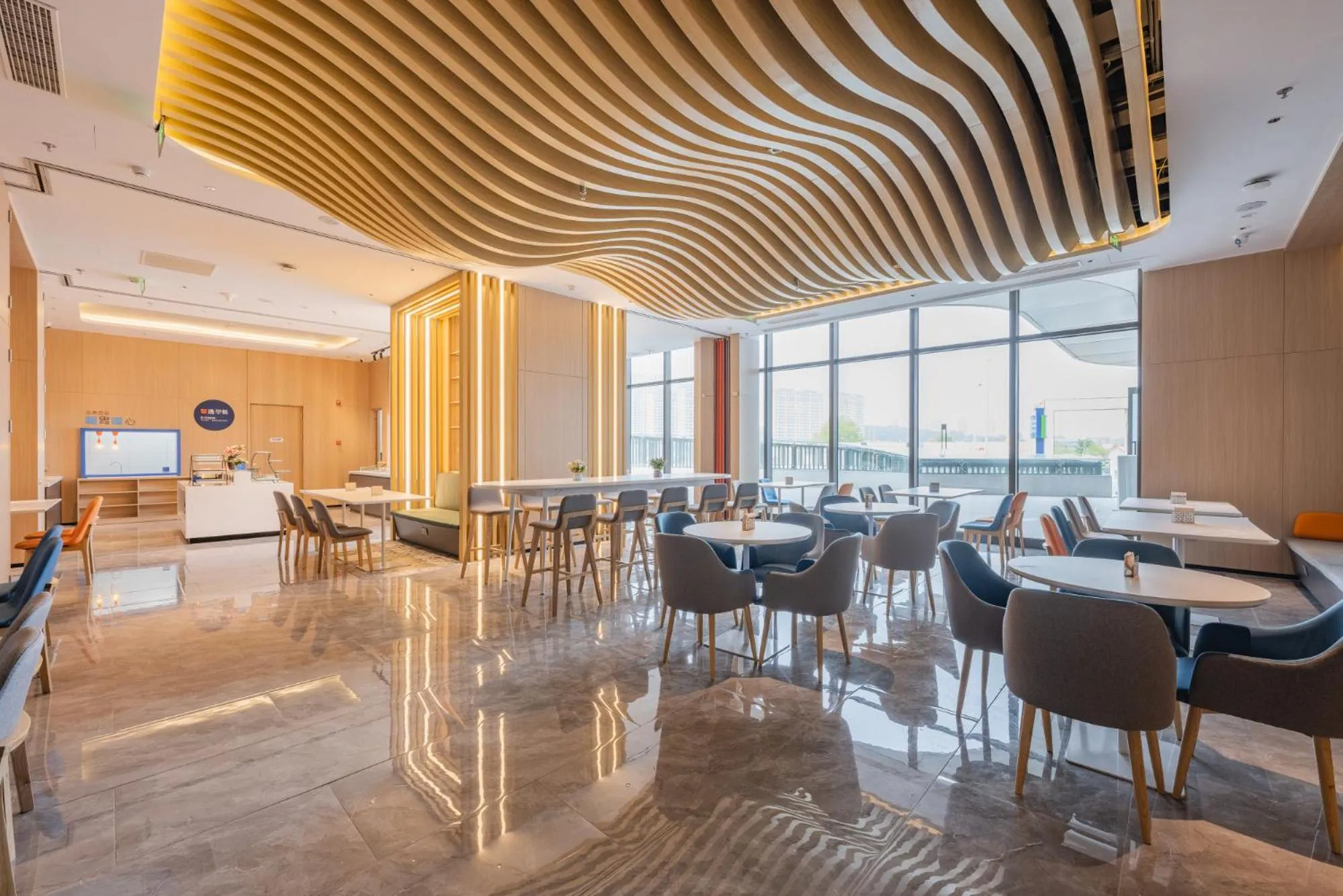 Restaurant/places to eat in Holiday Inn Express Huludao Seaview by IHG