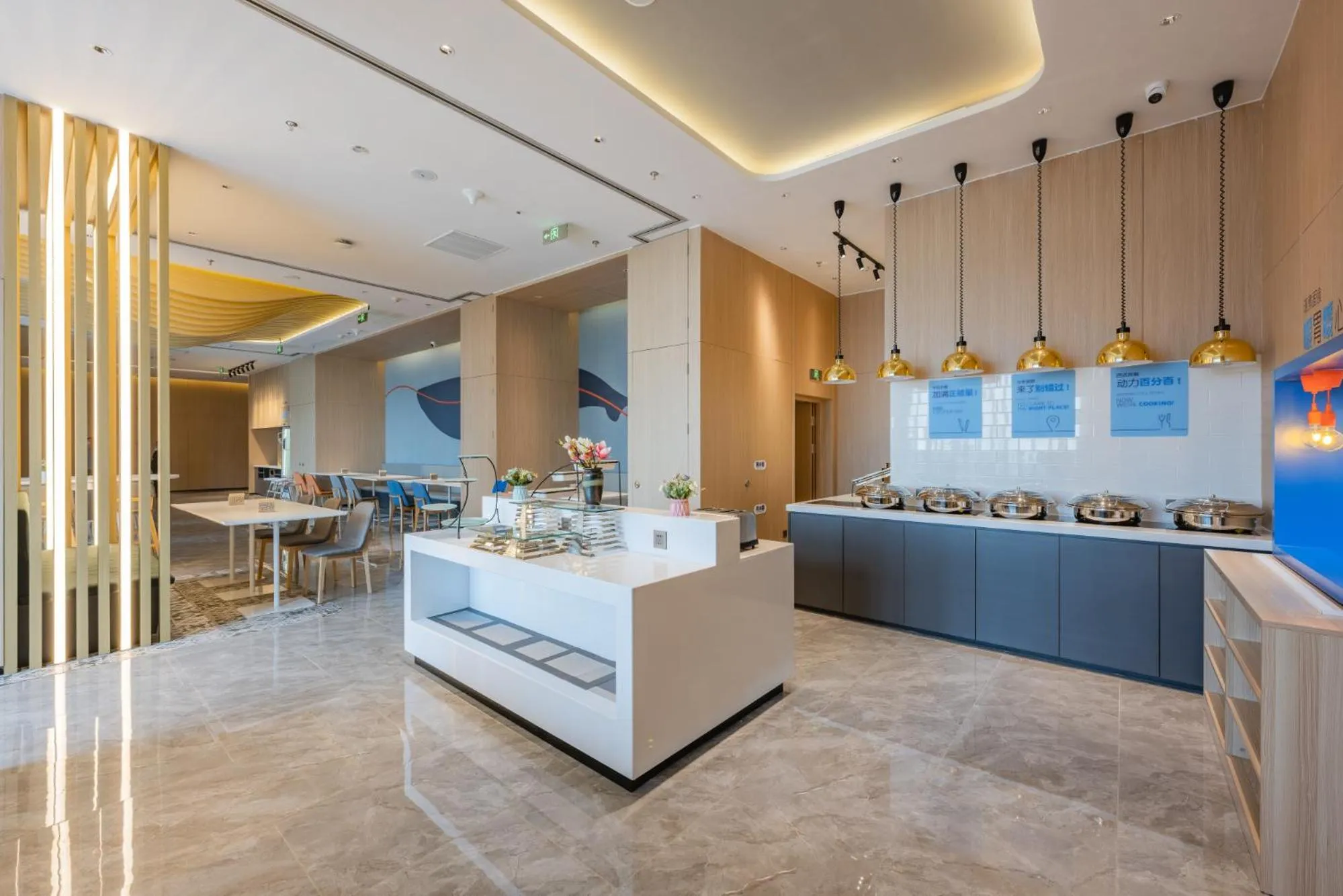 Restaurant/places to eat in Holiday Inn Express Huludao Seaview by IHG