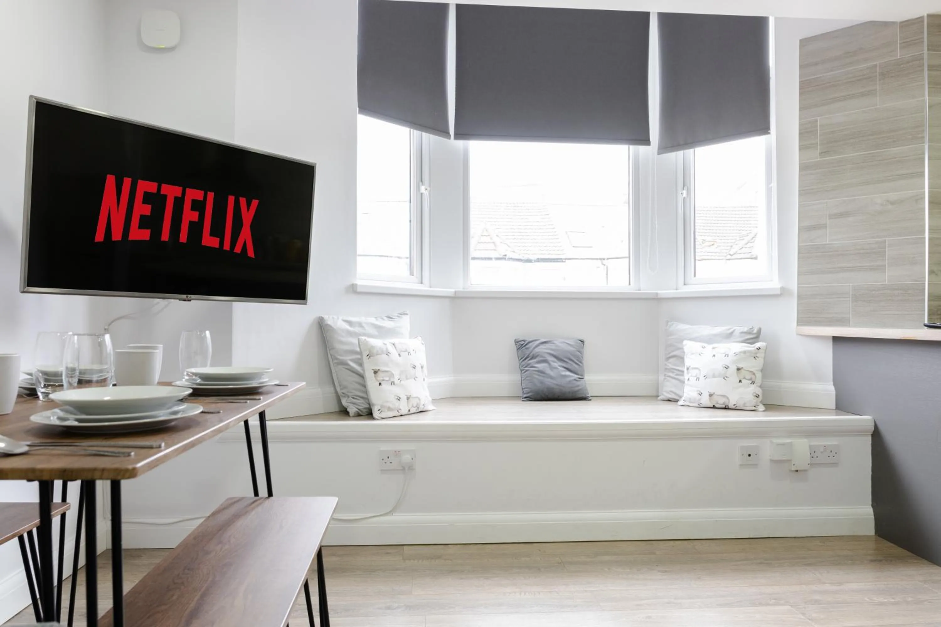 TV and multimedia, Bed in Modern Apartments Near Cardiff City Centre