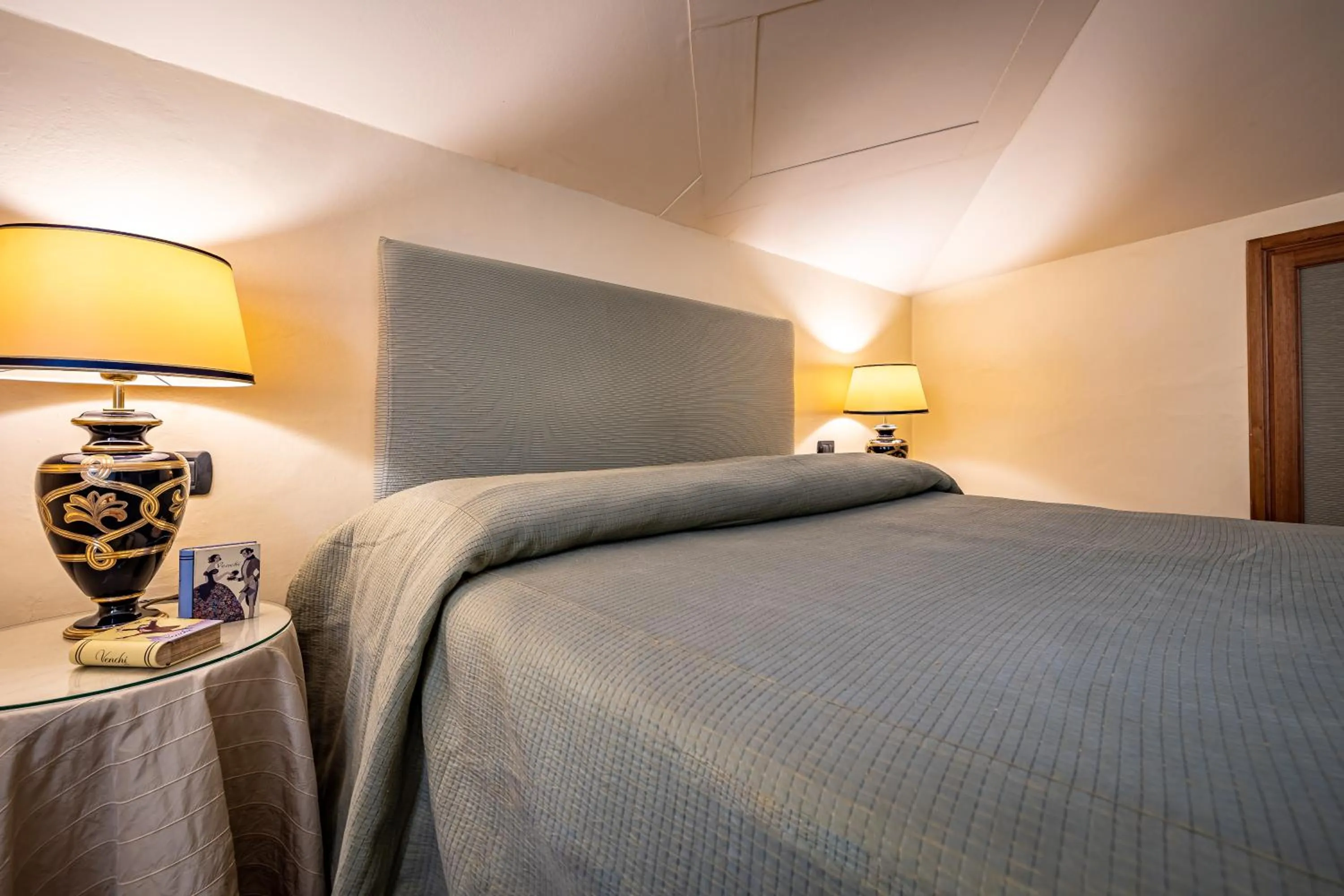 Photo of the whole room, Bed in Palazzo Gamba Apartments al Duomo