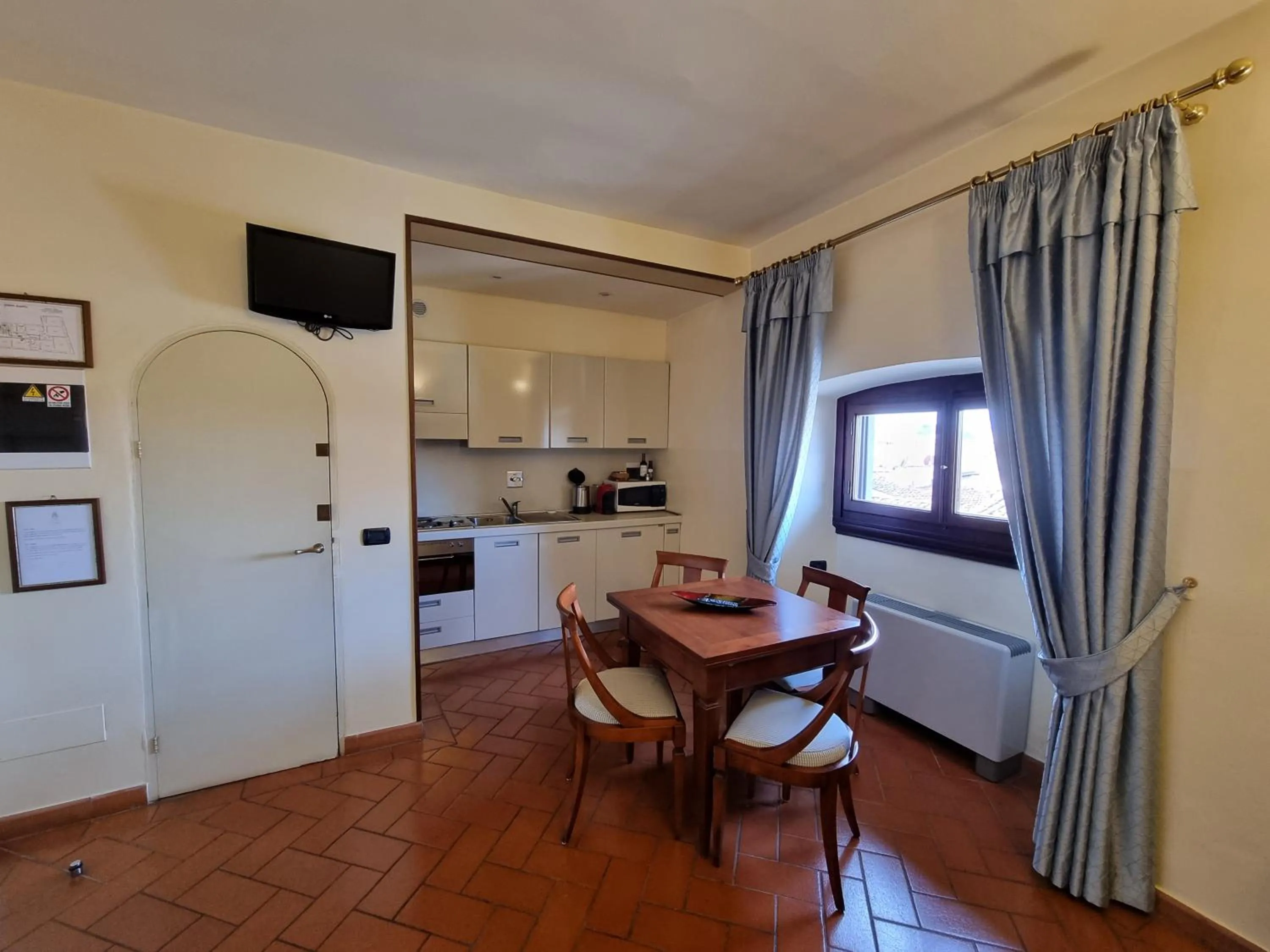 Kitchen or kitchenette in Palazzo Gamba Apartments al Duomo