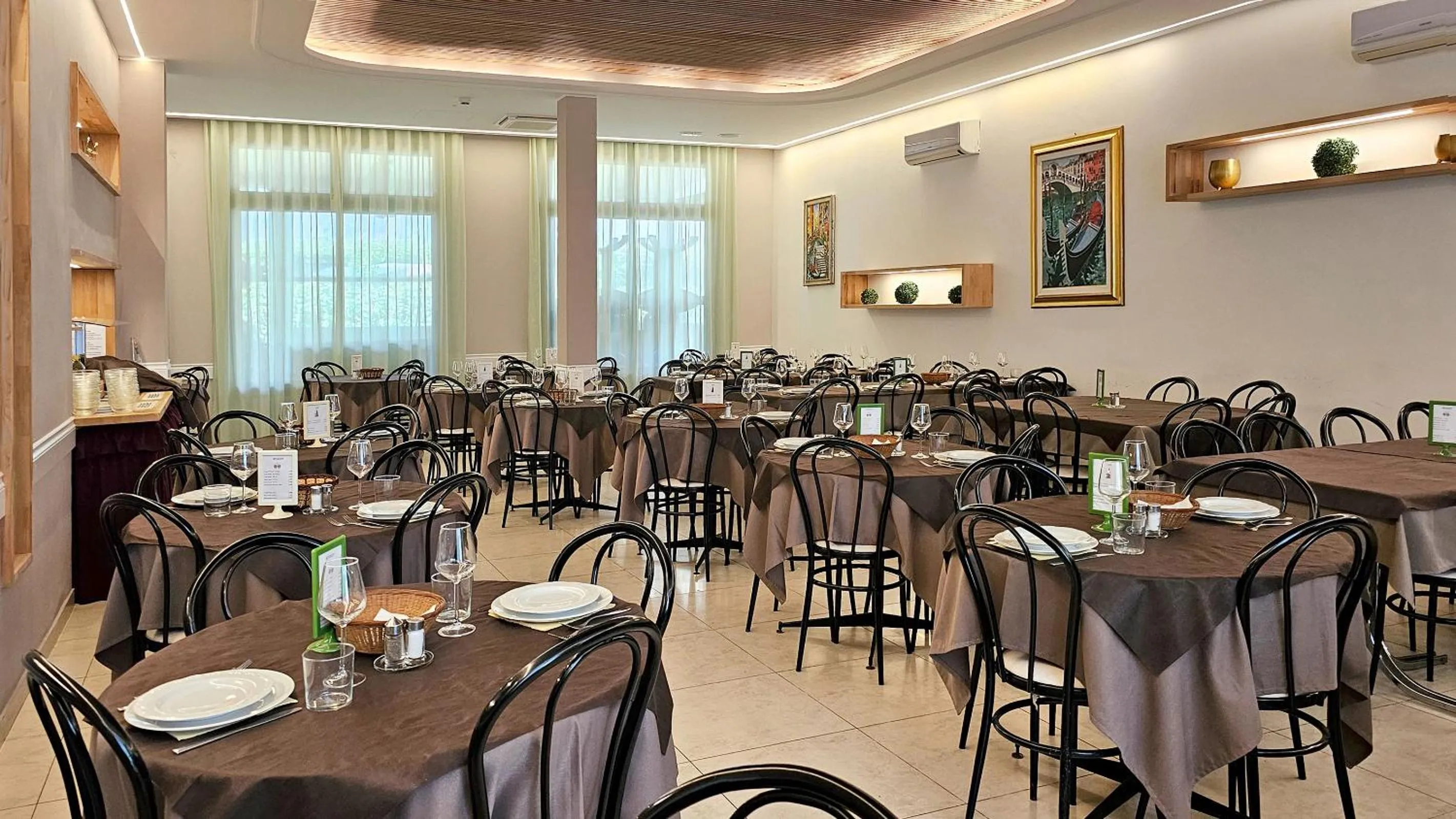 Restaurant/places to eat in Hotel Verdi