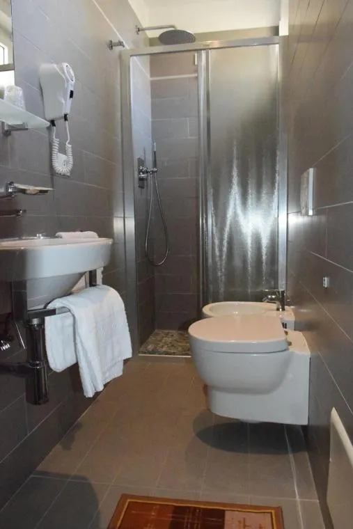Shower in Hotel Verdi