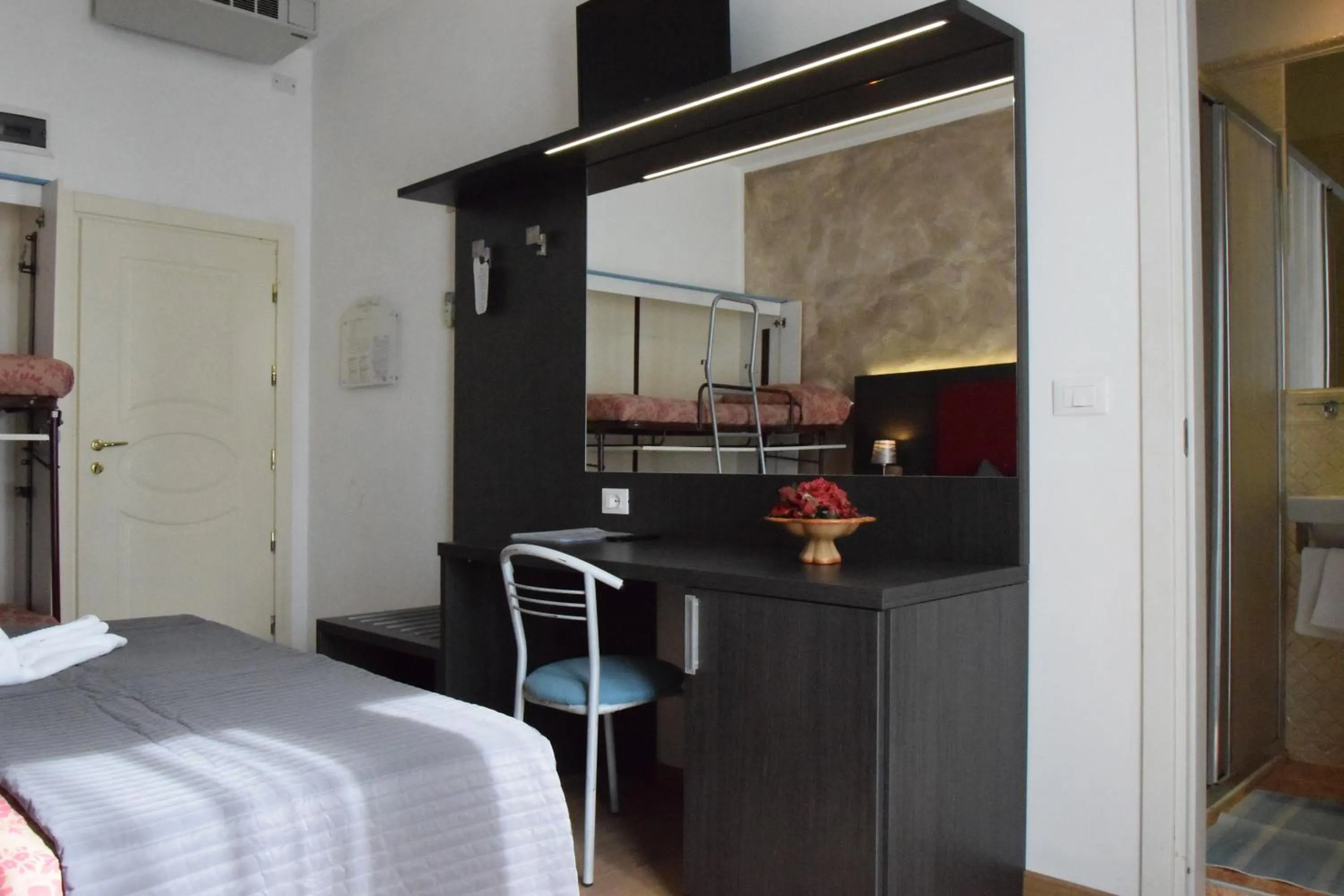 Shower, Bed in Hotel Verdi