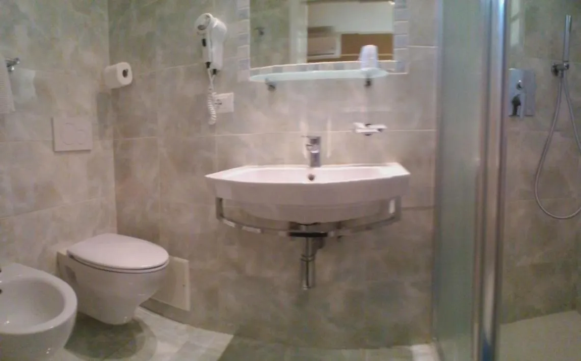 Shower in Hotel Verdi
