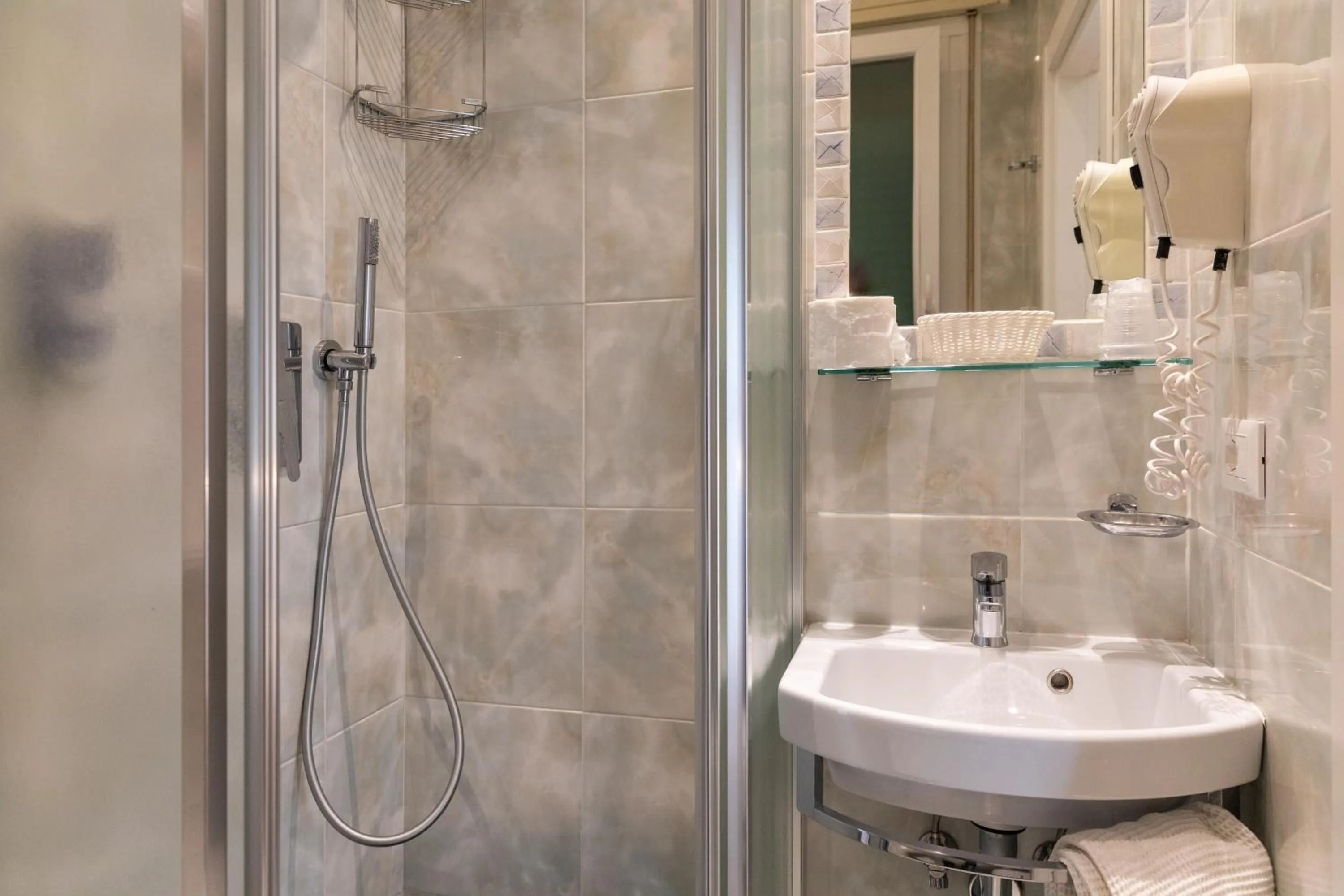 Shower in Hotel Verdi