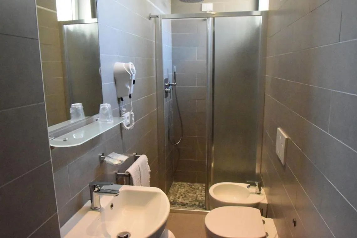 Shower in Hotel Verdi