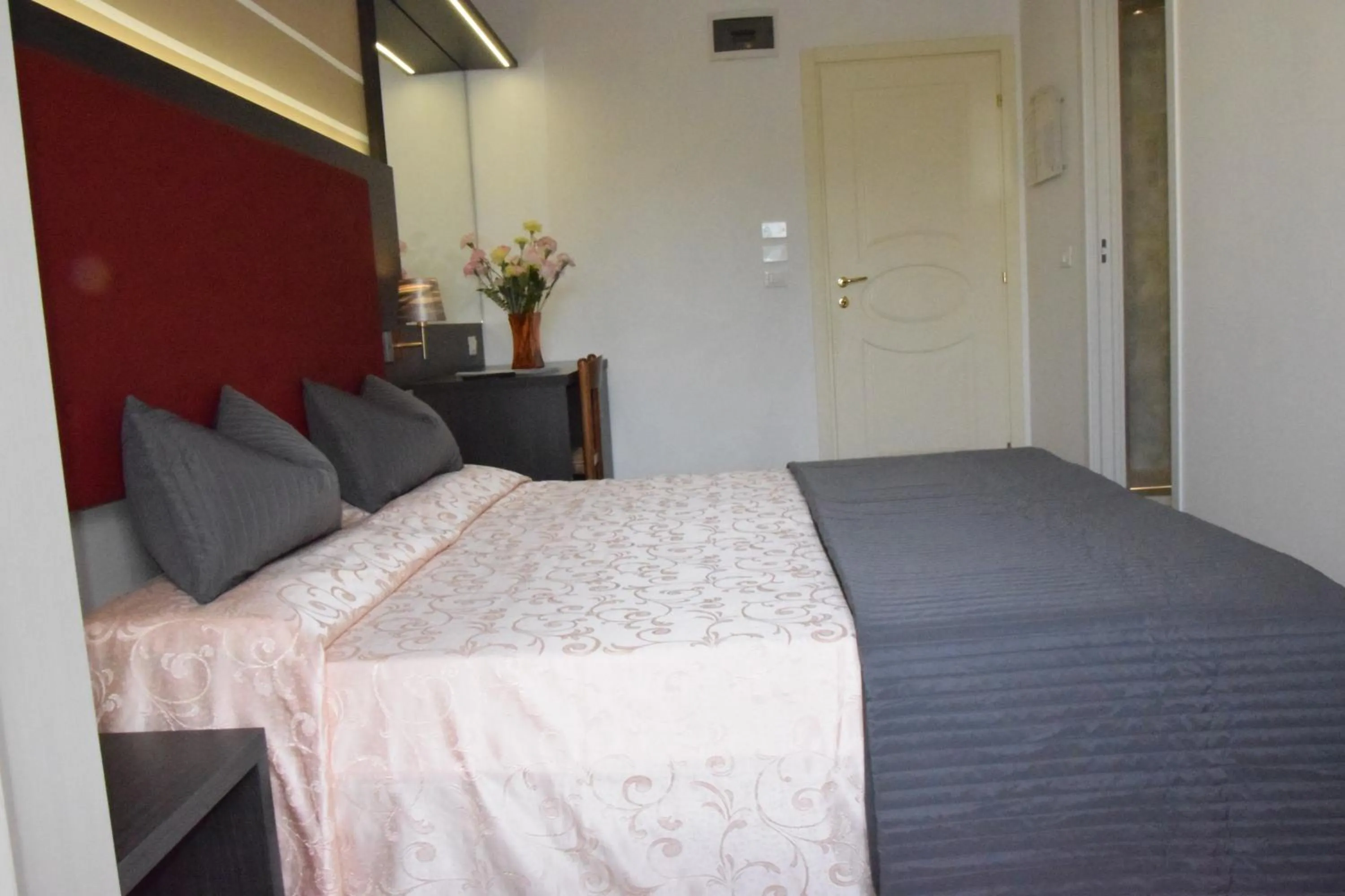 Shower, Bed in Hotel Verdi