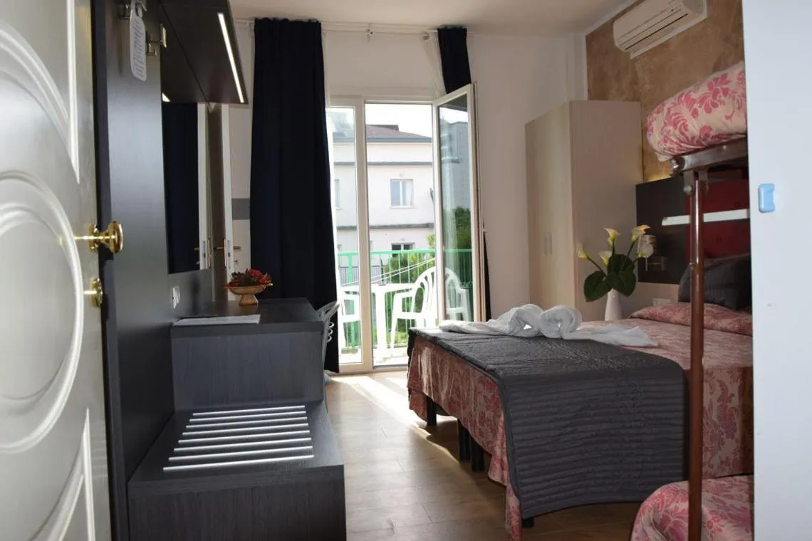 Summer, Bed in Hotel Verdi