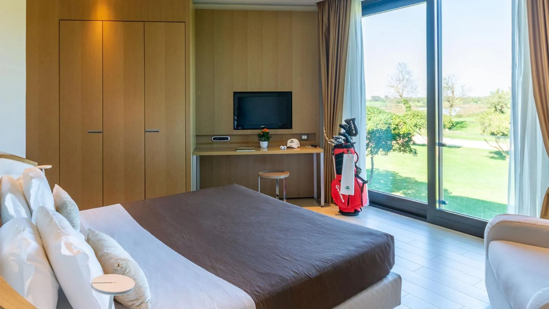 View (from property/room), Bed in Isola di Albarella Golf Hotel