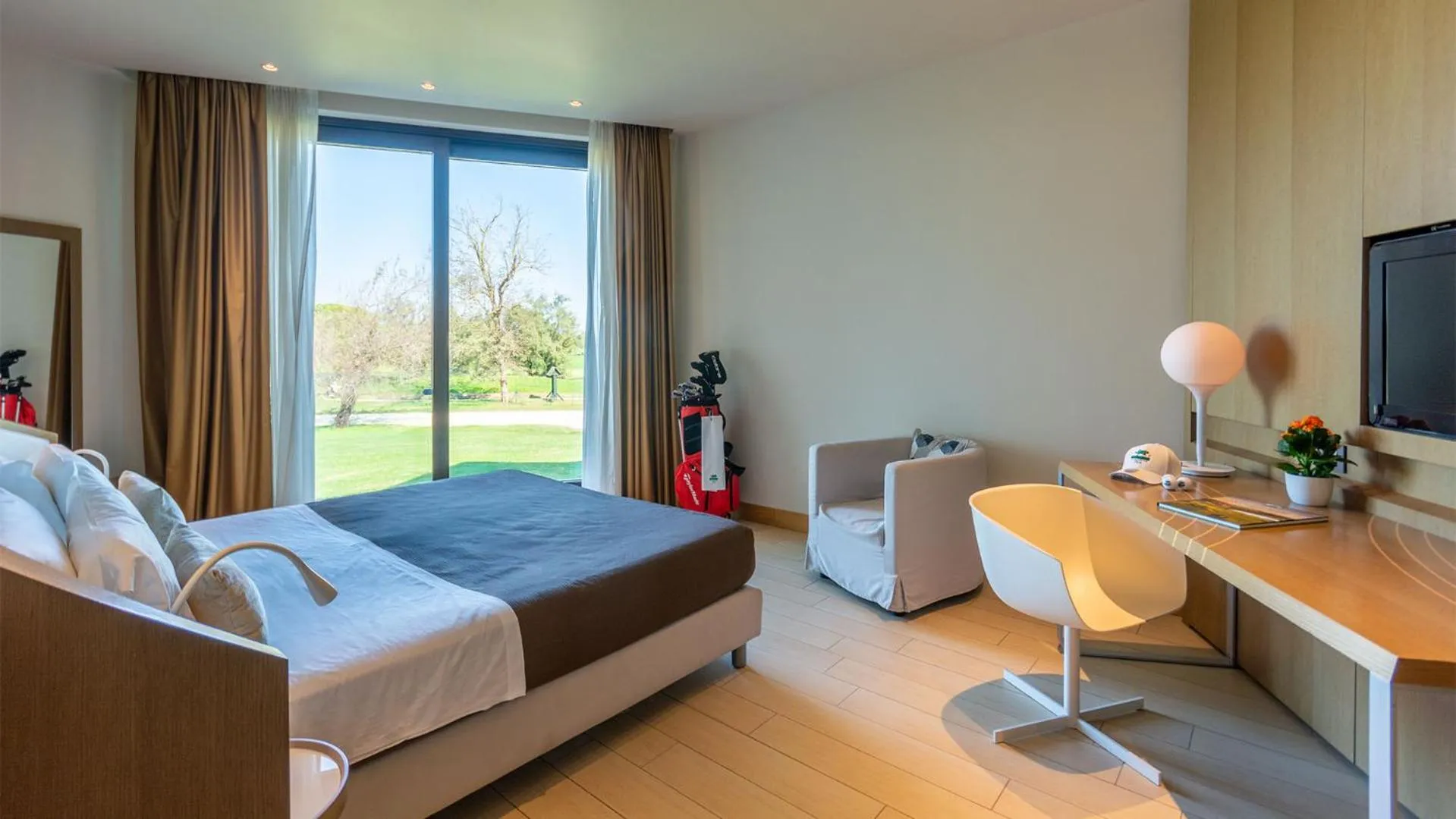 View (from property/room), Bed in Isola di Albarella Golf Hotel