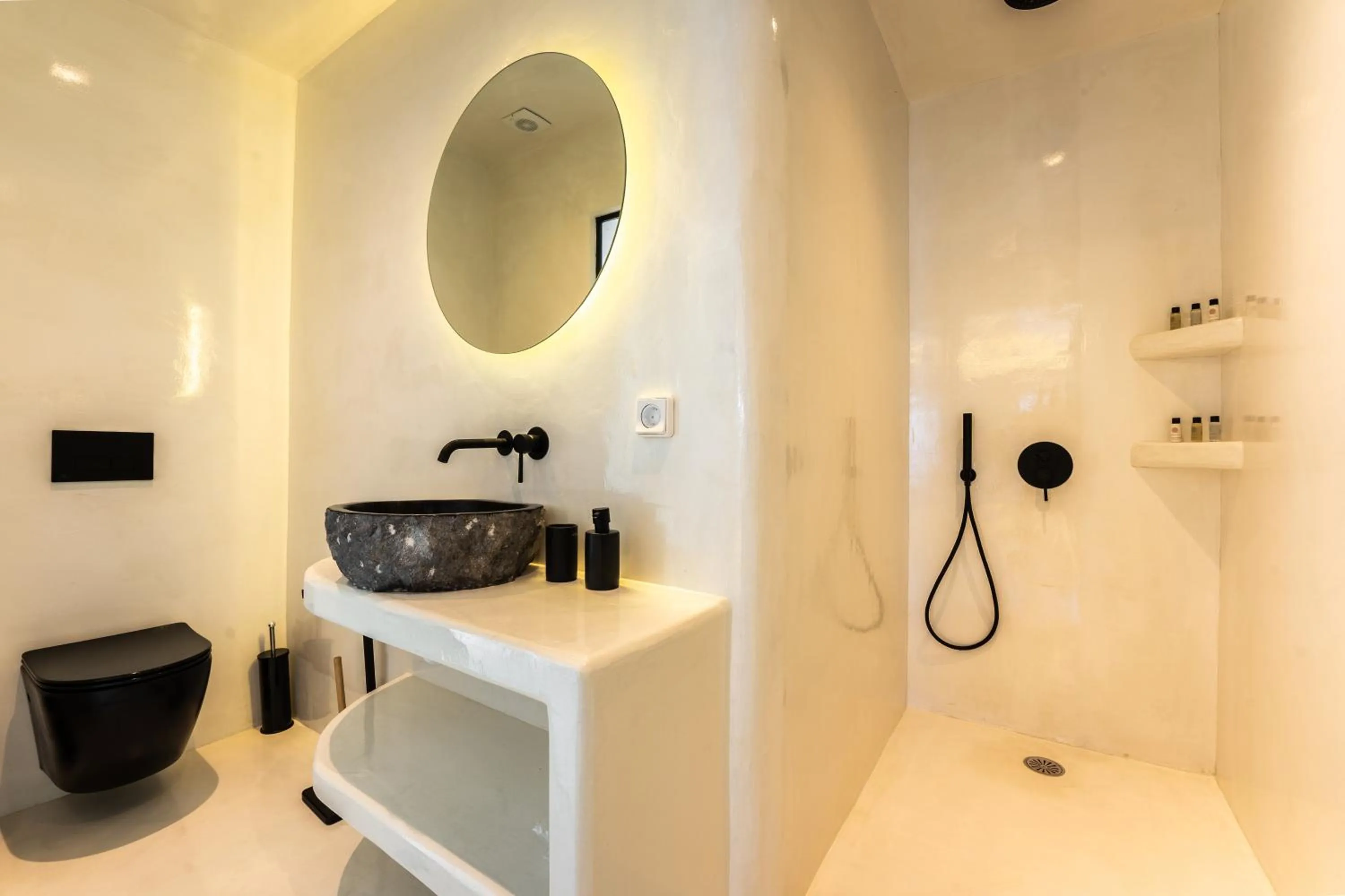 Shower in Leon Luxury Suites