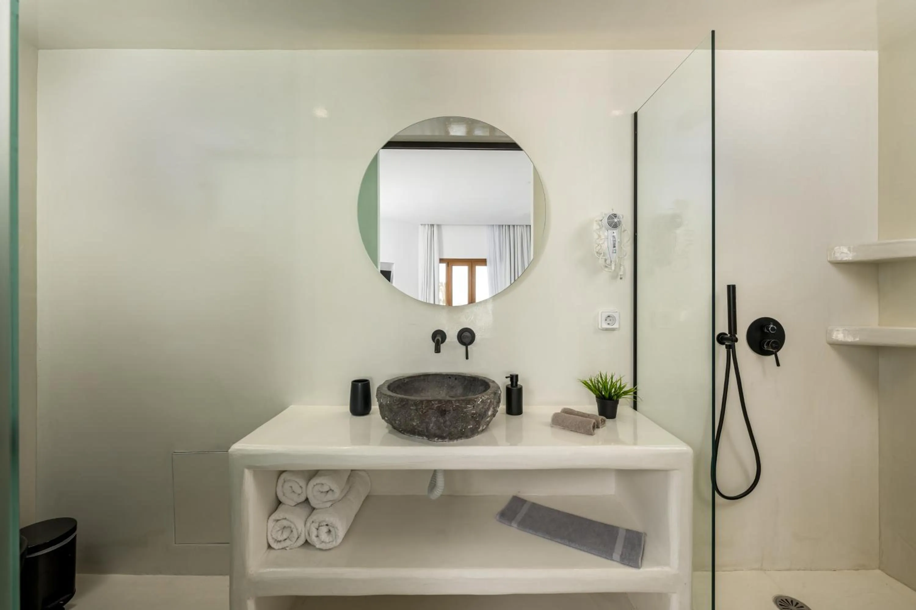 Shower in Leon Luxury Suites