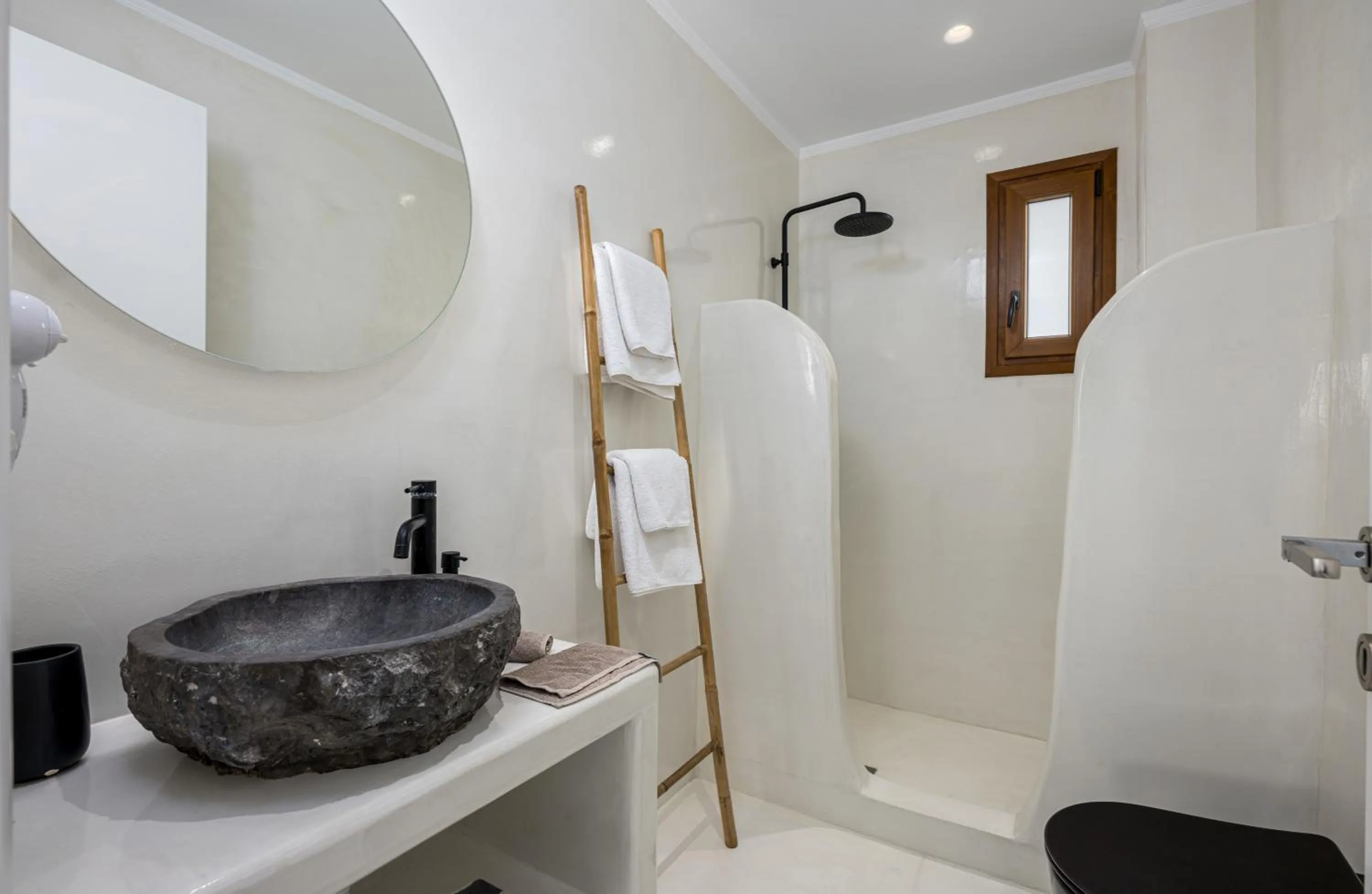 Shower in Leon Luxury Suites