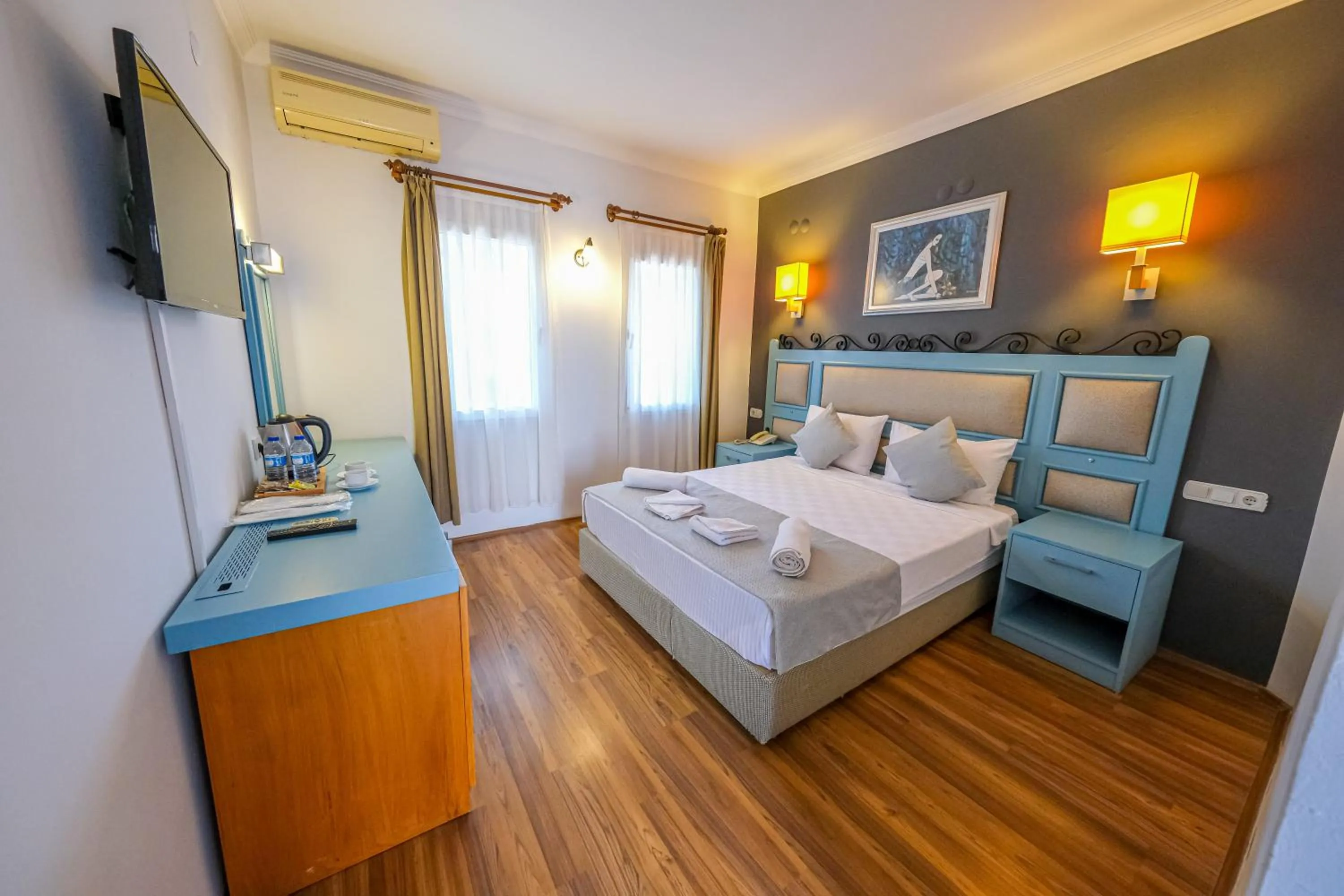 Photo of the whole room, Bed in Hotel Atrium