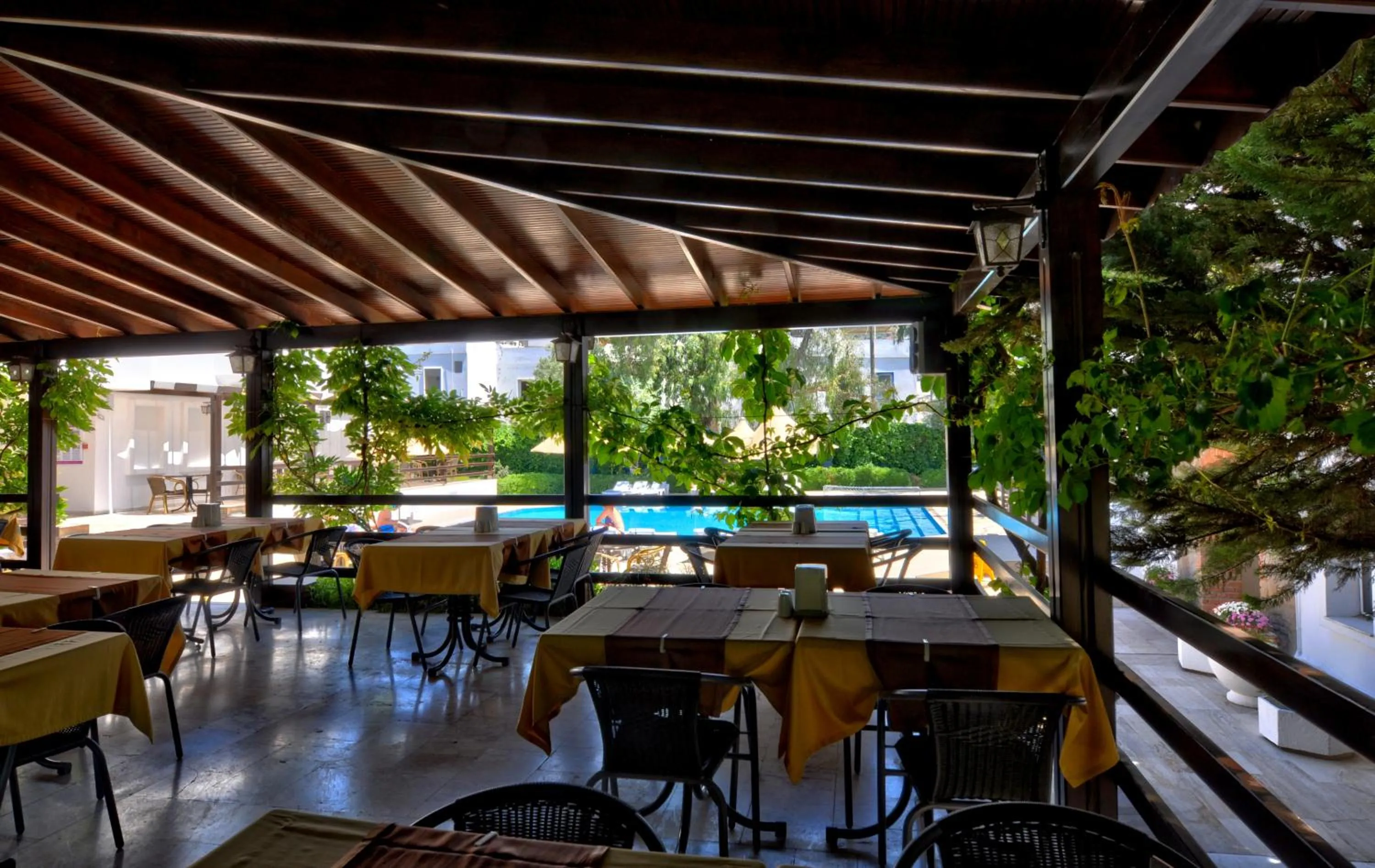 Restaurant/places to eat in Hotel Atrium