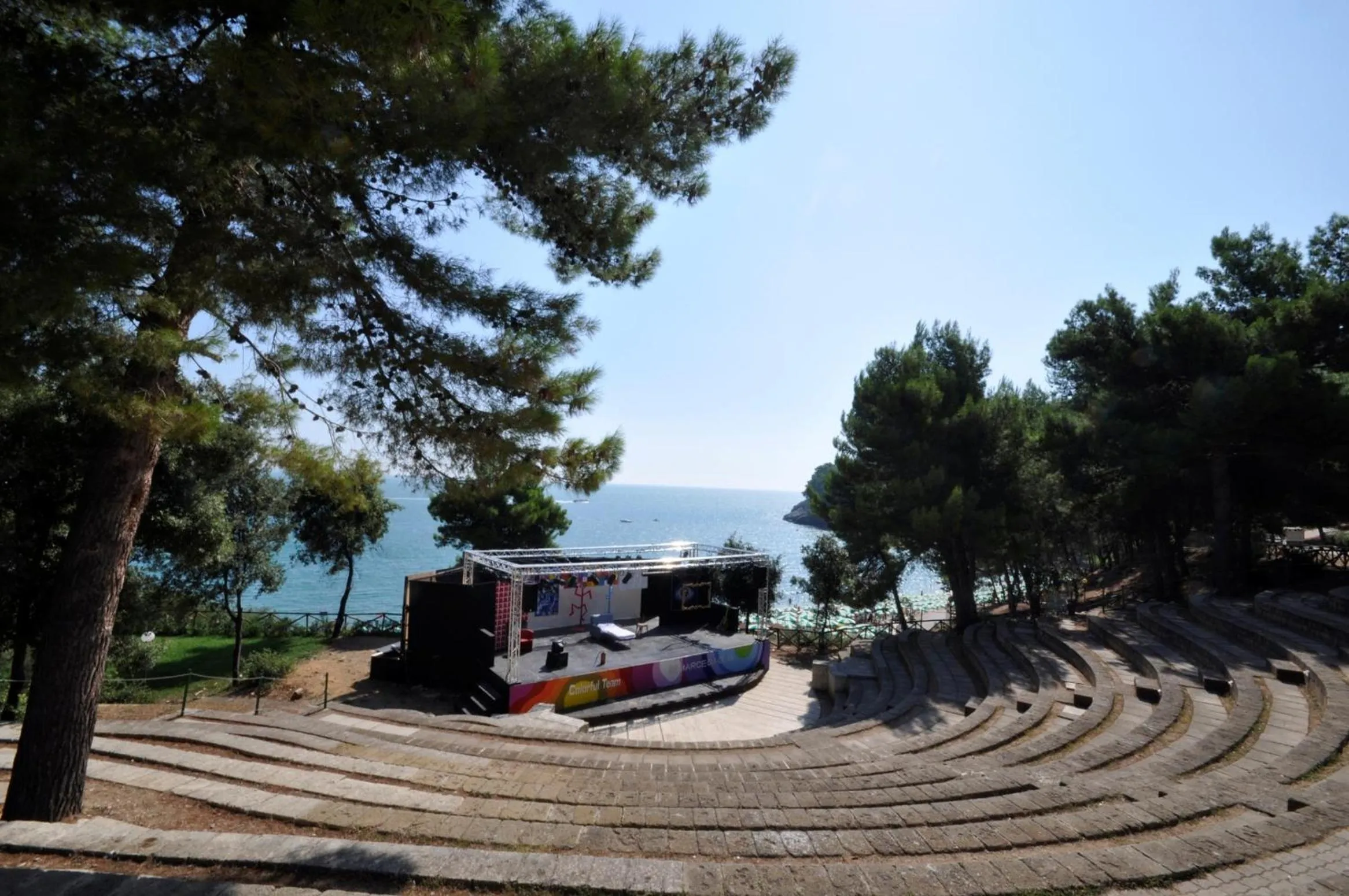 Evening entertainment in Pugnochiuso Resort Hotel del Faro