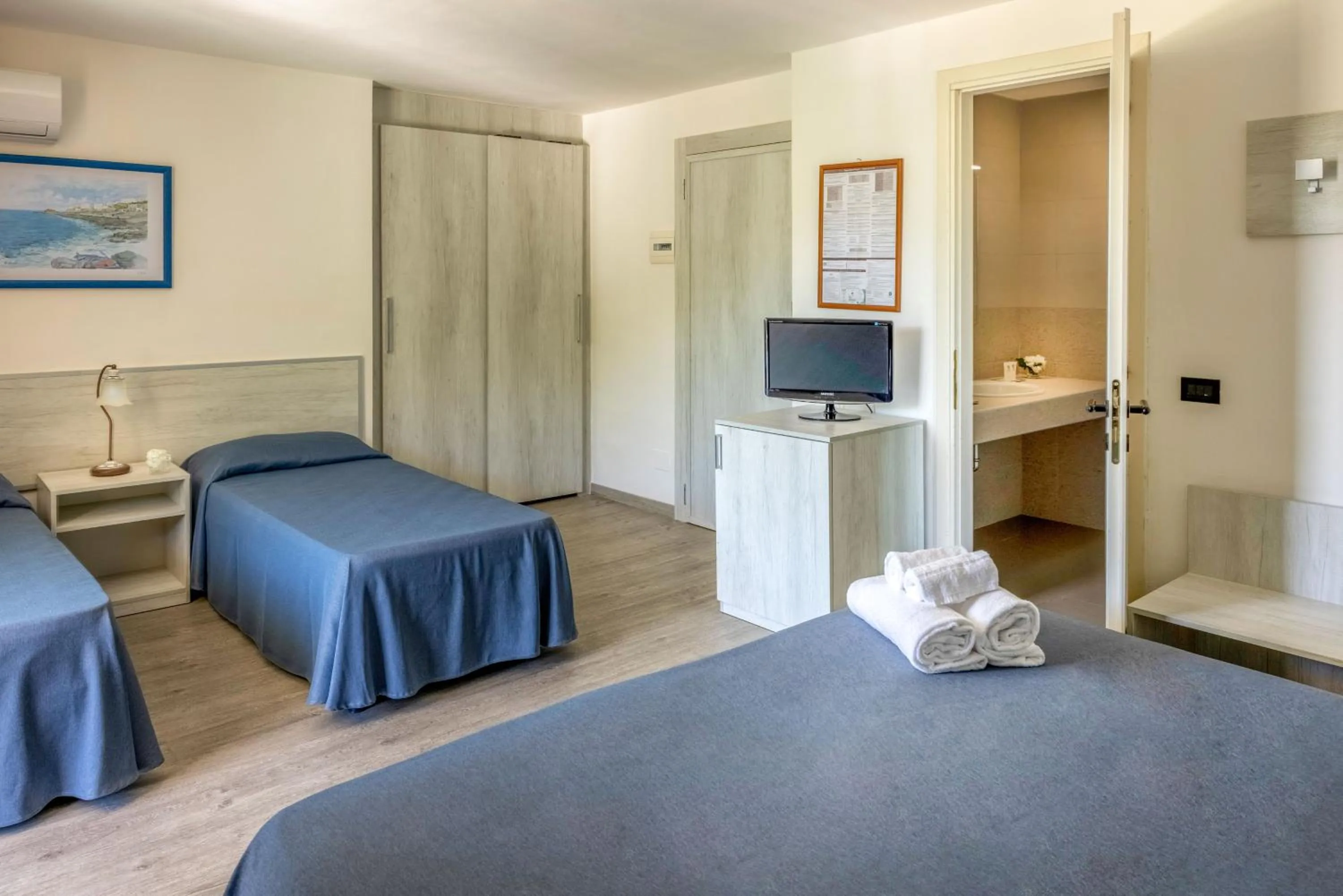 Bed in Pugnochiuso Resort Hotel del Faro