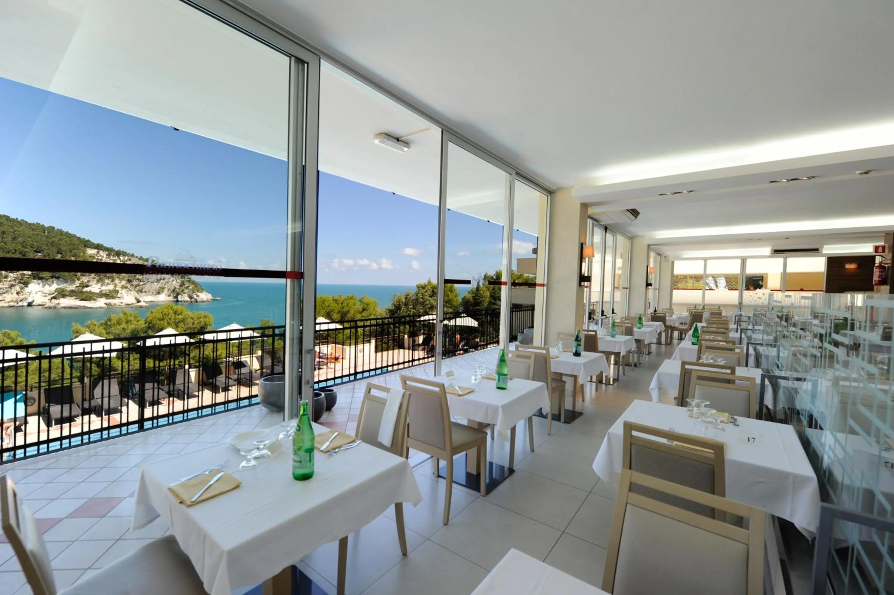 Restaurant/places to eat in Pugnochiuso Resort Hotel del Faro