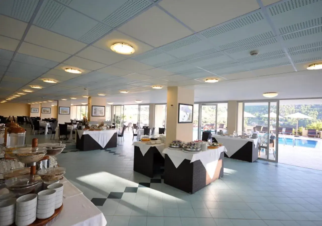 Breakfast in Pugnochiuso Resort Hotel del Faro Breakfast in Pugnochiuso Resort Hotel del Faro