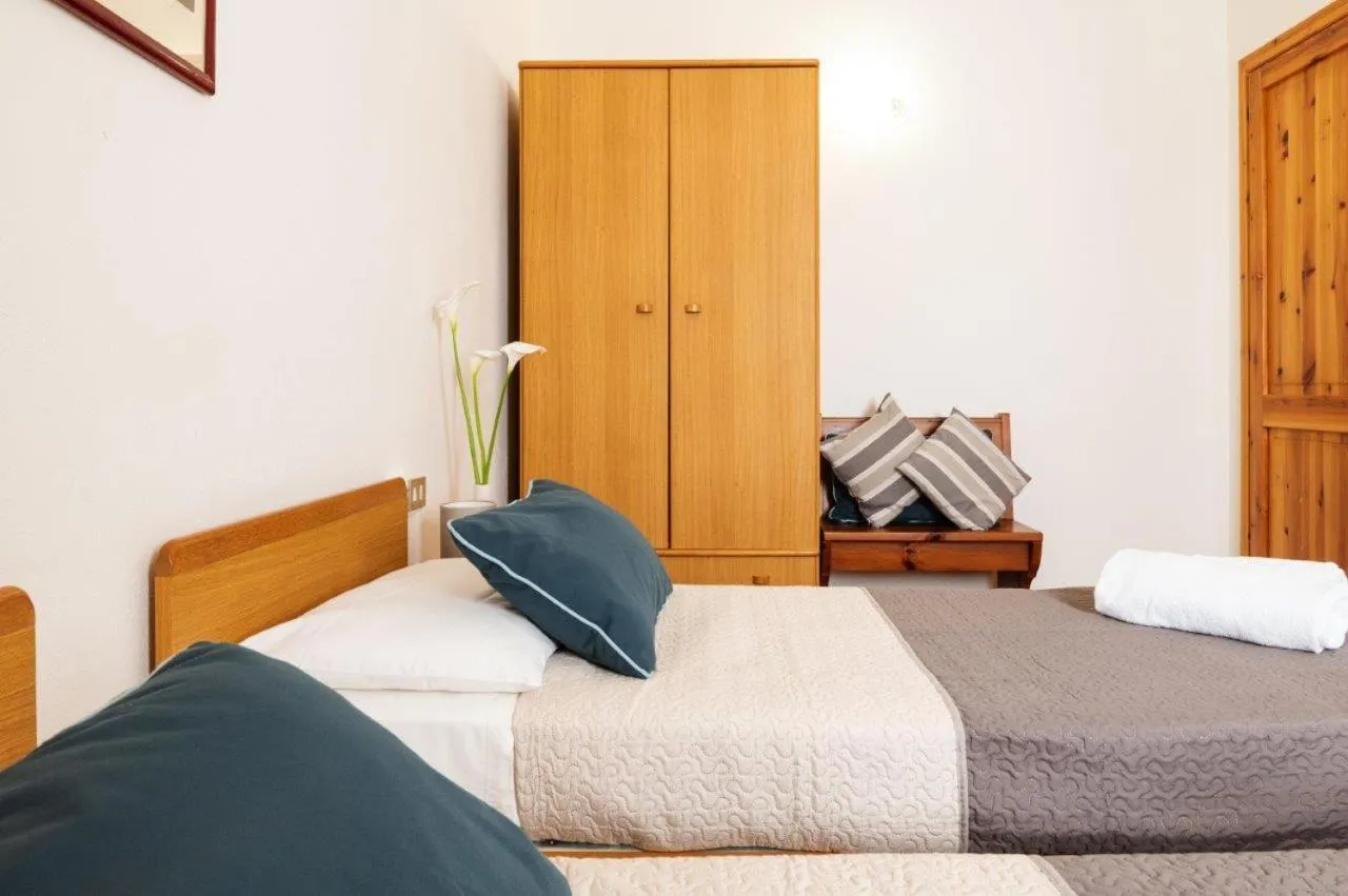 Bedroom, Bed in Hotel L'Aragosta