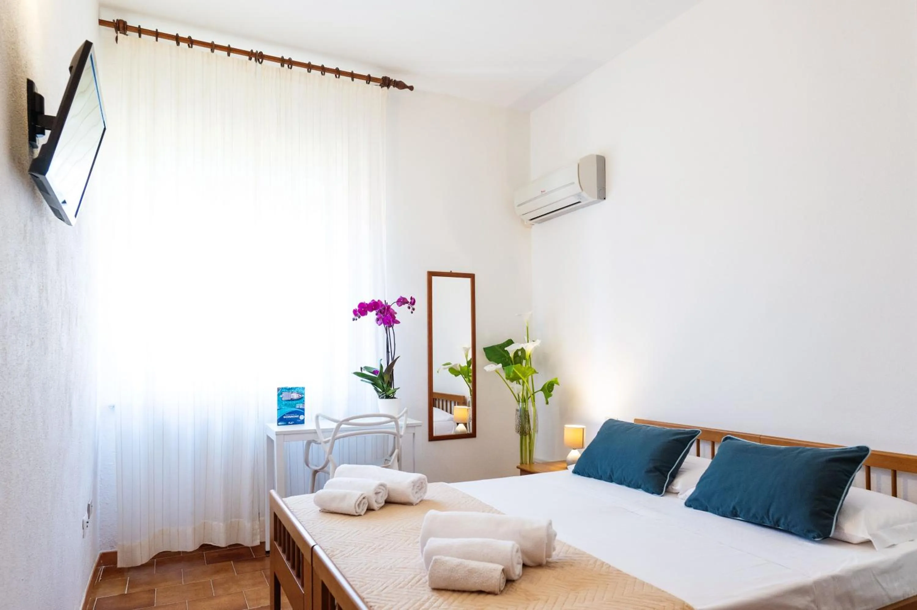 Bedroom, Bed in Hotel L'Aragosta