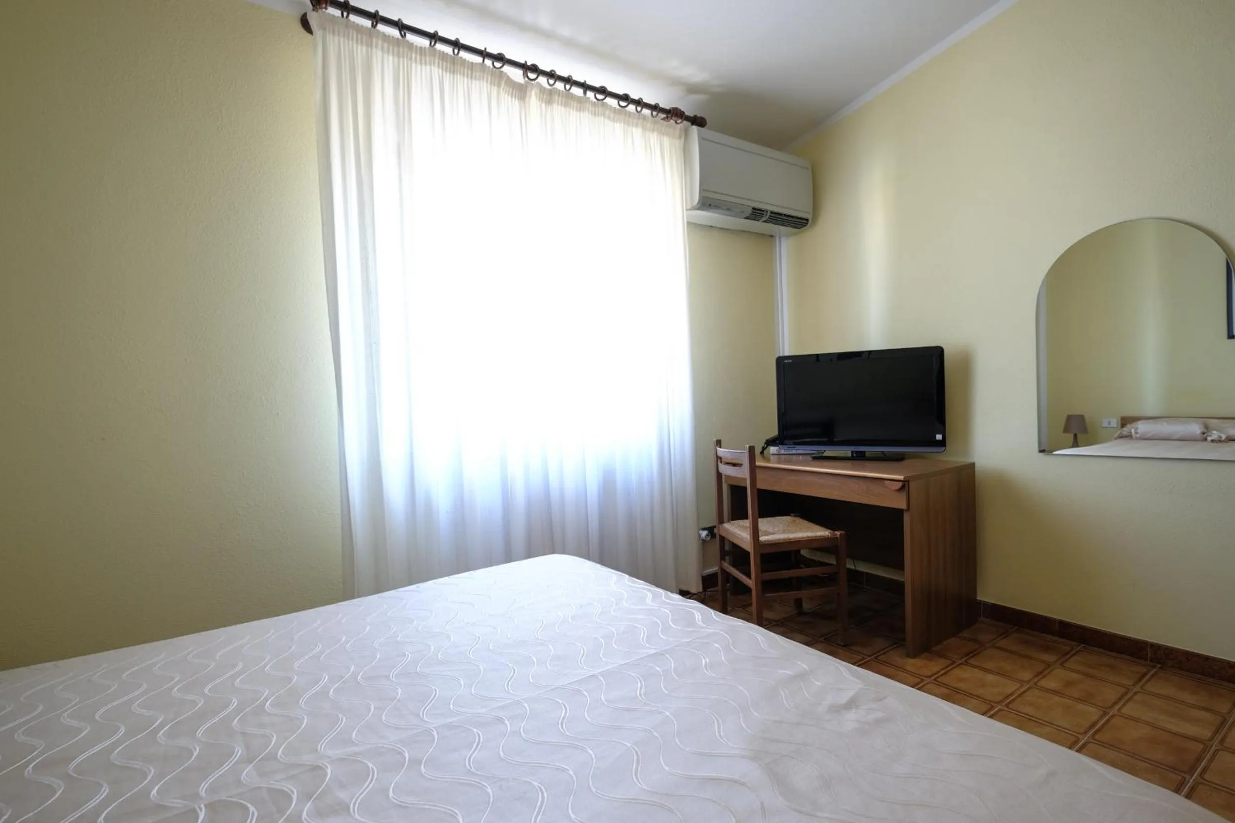 Bedroom, Bed in Hotel L'Aragosta