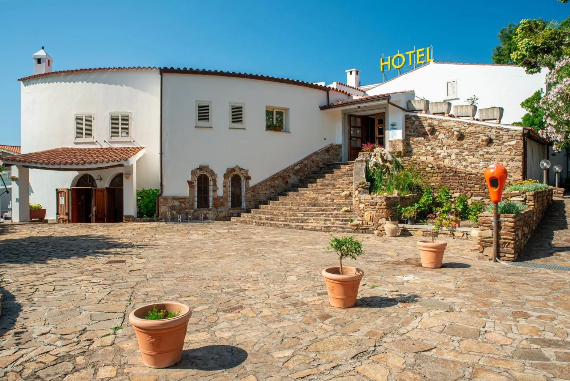 Property building in Hotel L'Aragosta