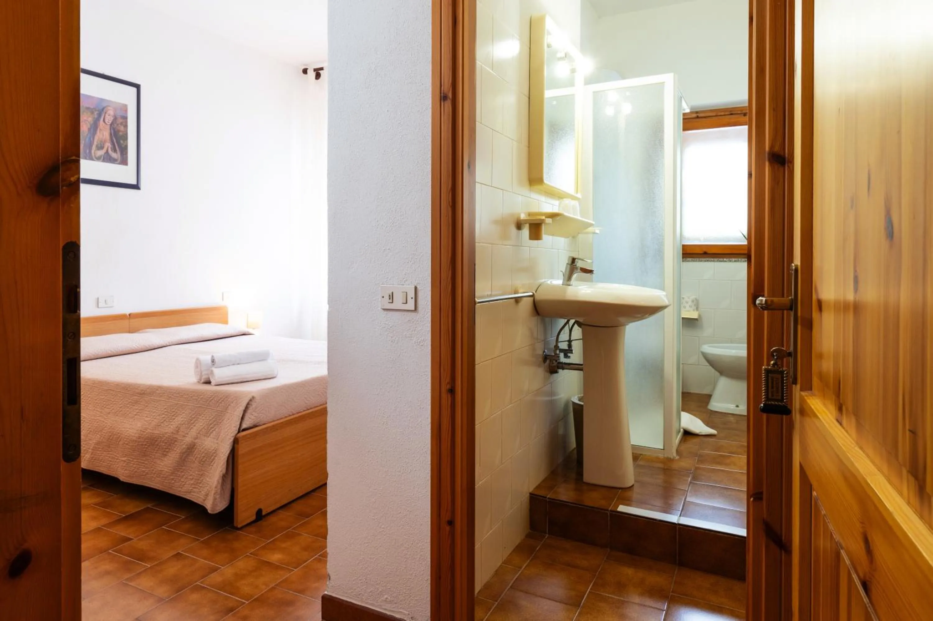 Shower, Bed in Hotel L'Aragosta