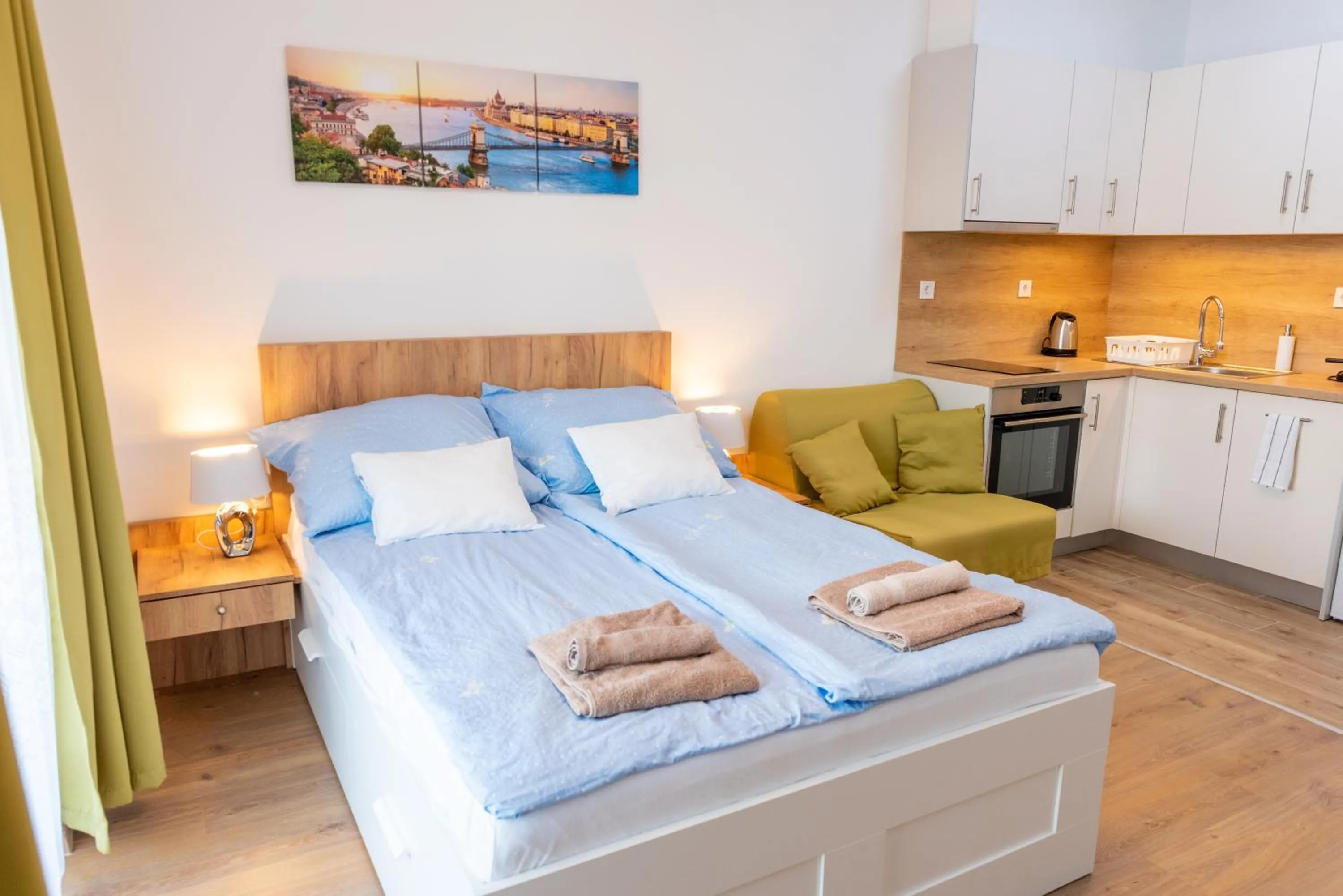 SWEET HOME Apartman , 30sqm studio, free private parking, mountain view, balcony, 20 min from downtown