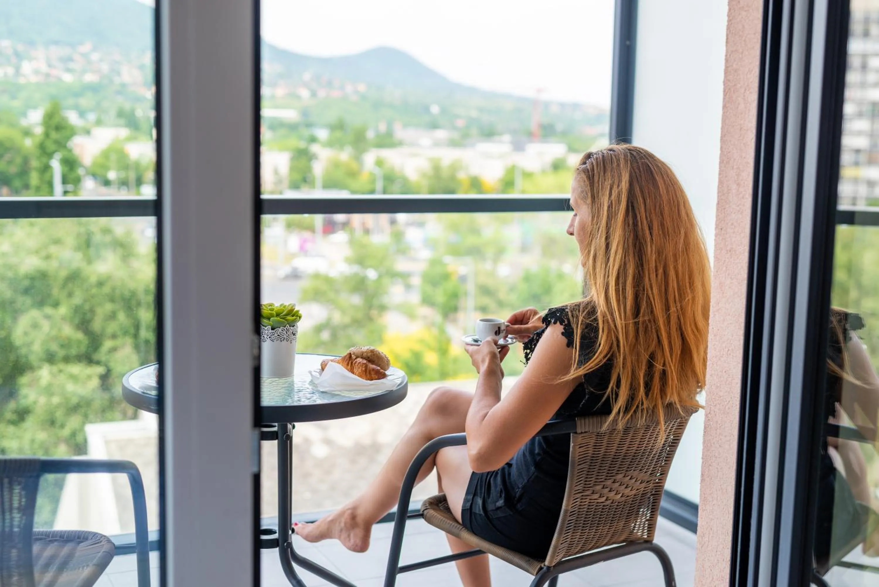 SWEET HOME Apartman , 30sqm studio, free private parking, mountain view, balcony, 20 min from downtown