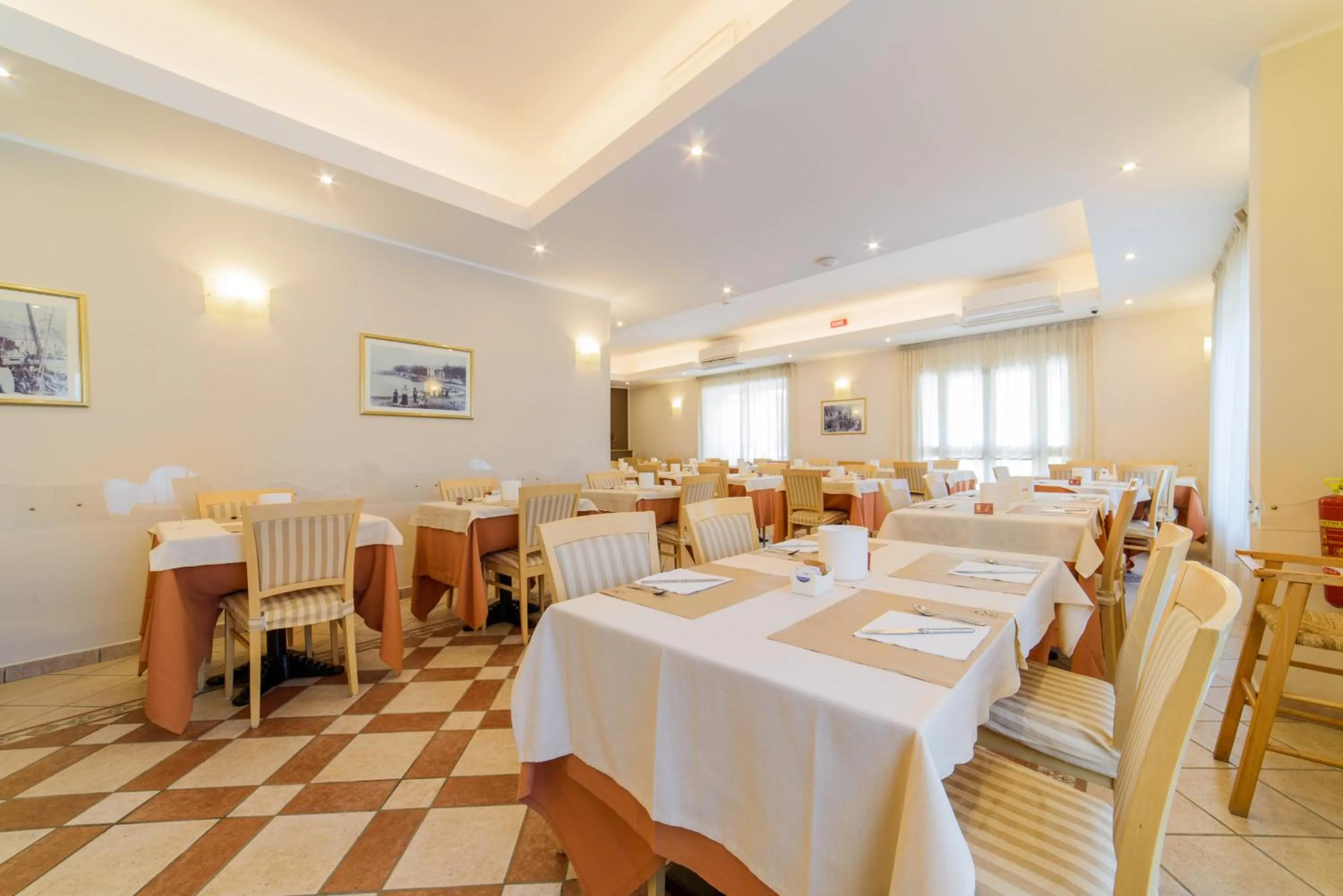 Restaurant/places to eat in Hotel Tirreno
