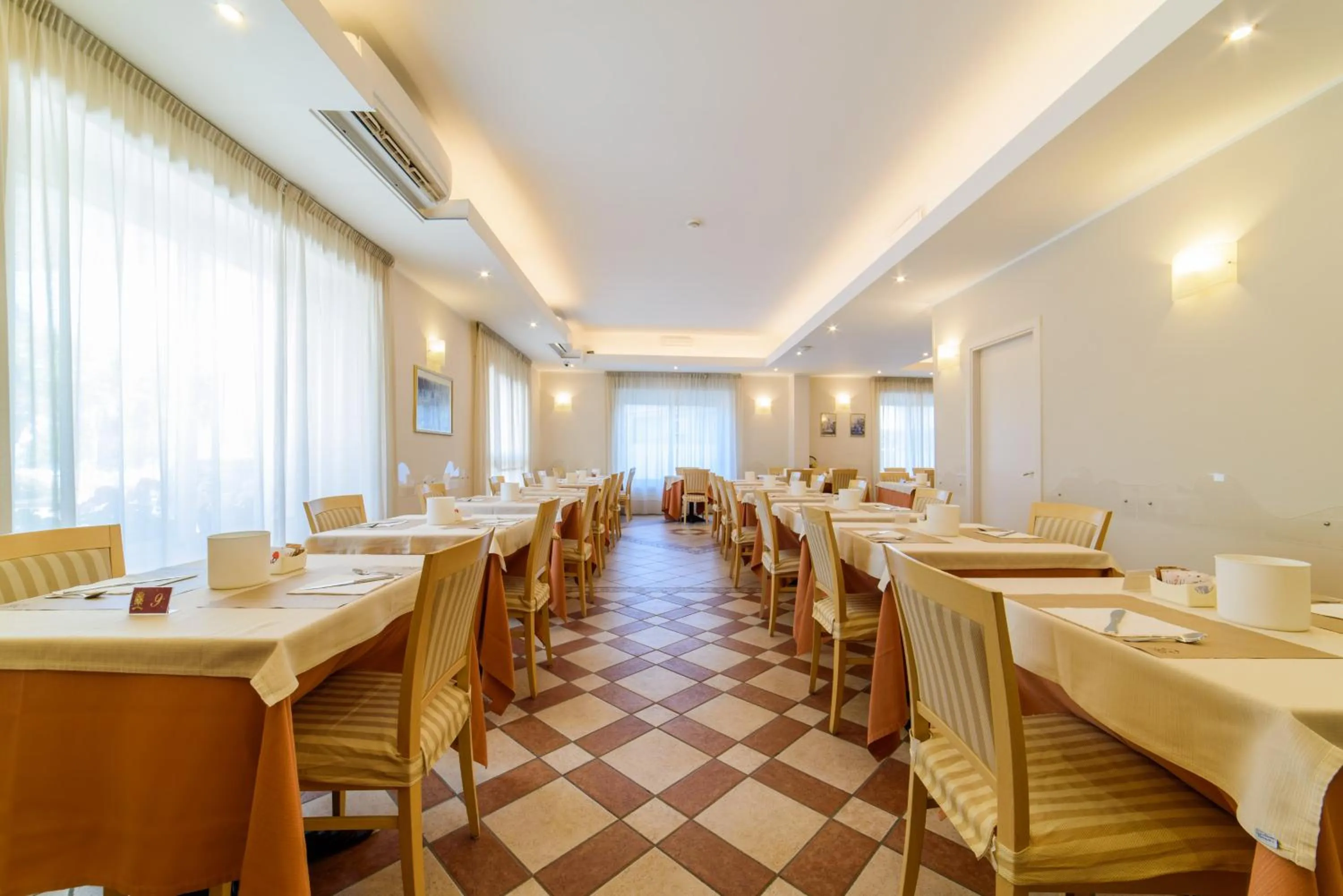 Restaurant/places to eat in Hotel Tirreno
