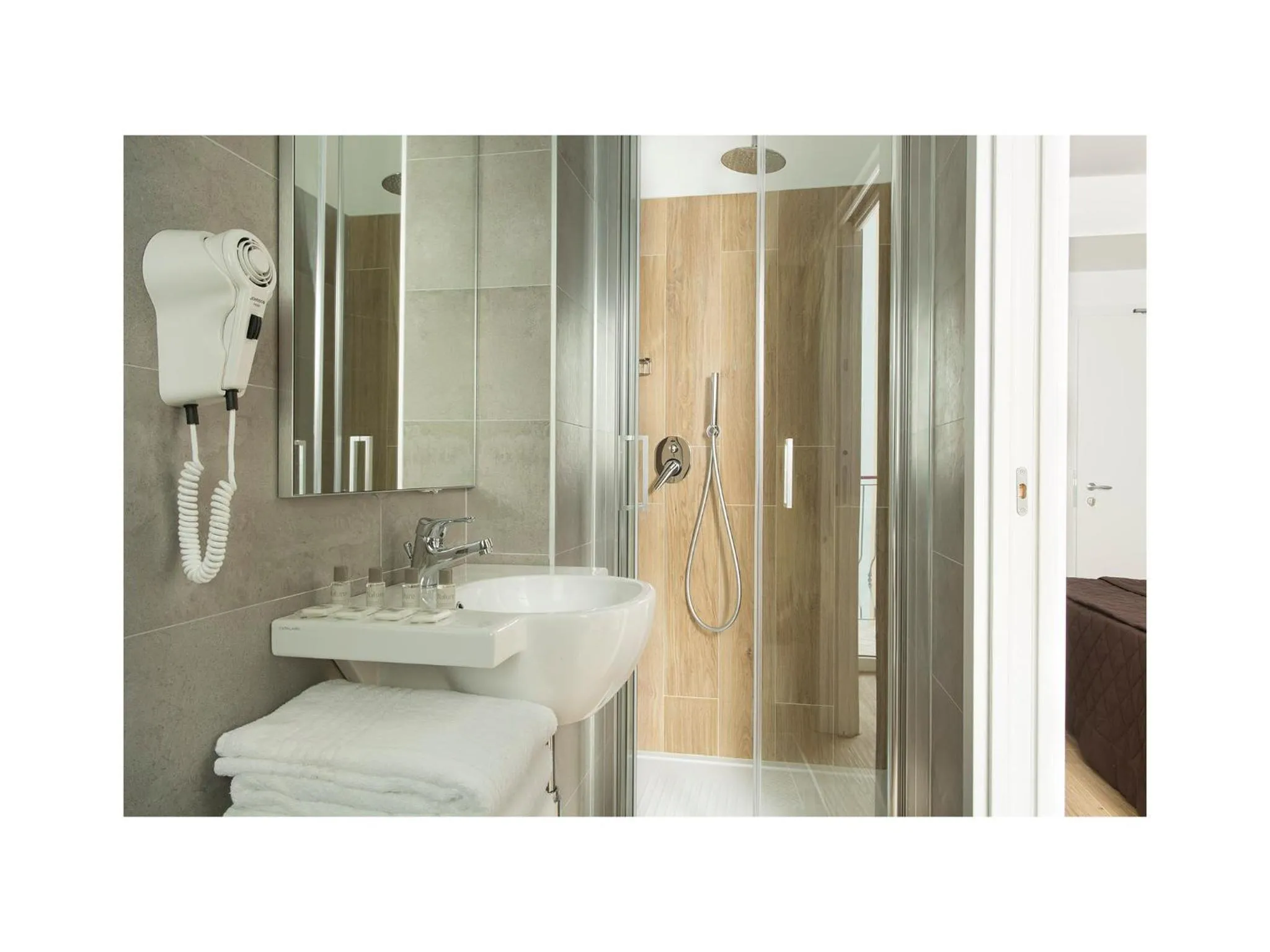 Shower in Hotel Gardenia